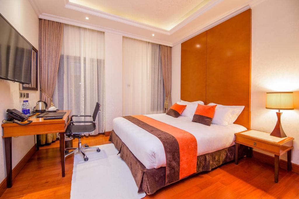 Double or Twin Deluxe Queen Bed