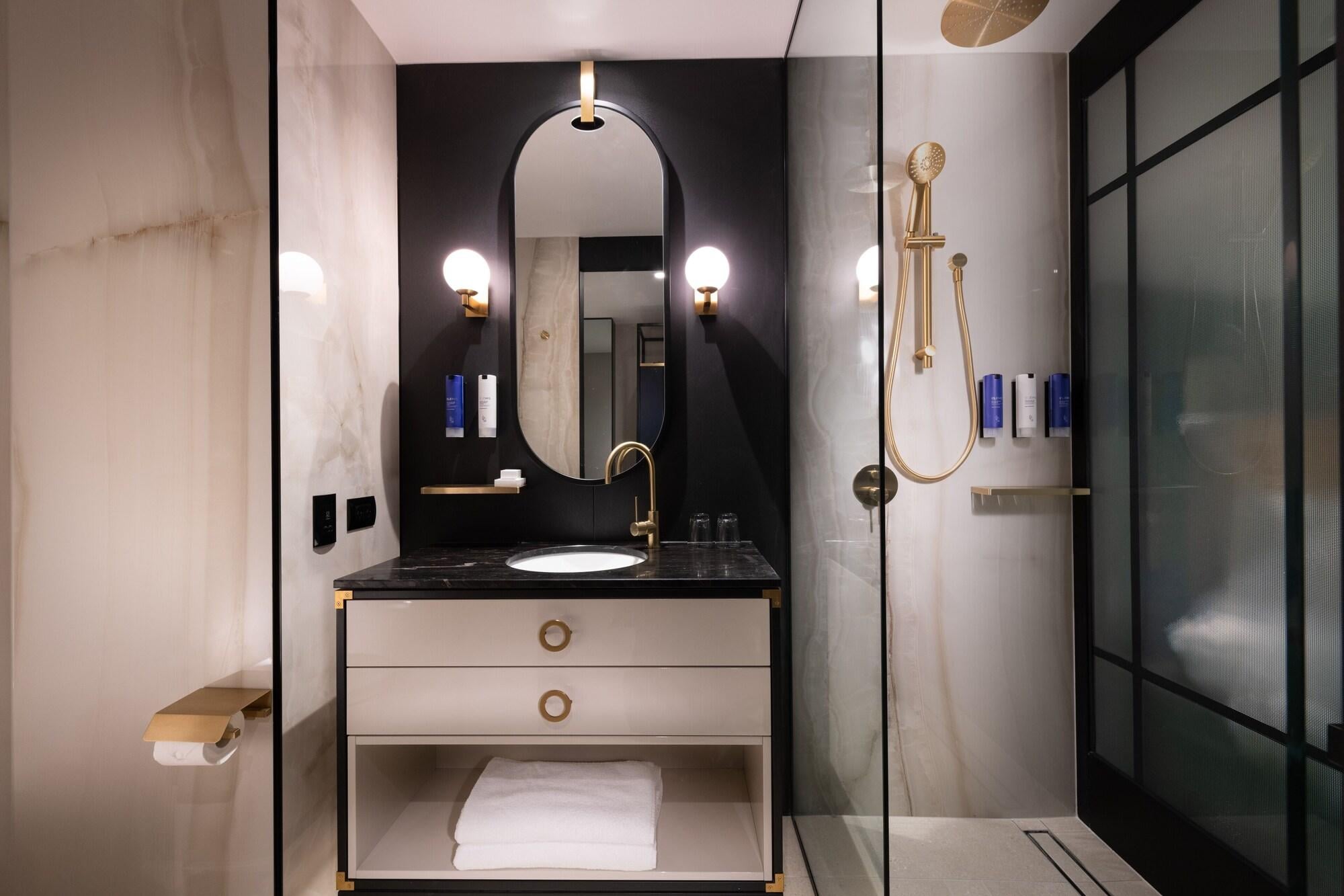 Double Deluxe King Bed