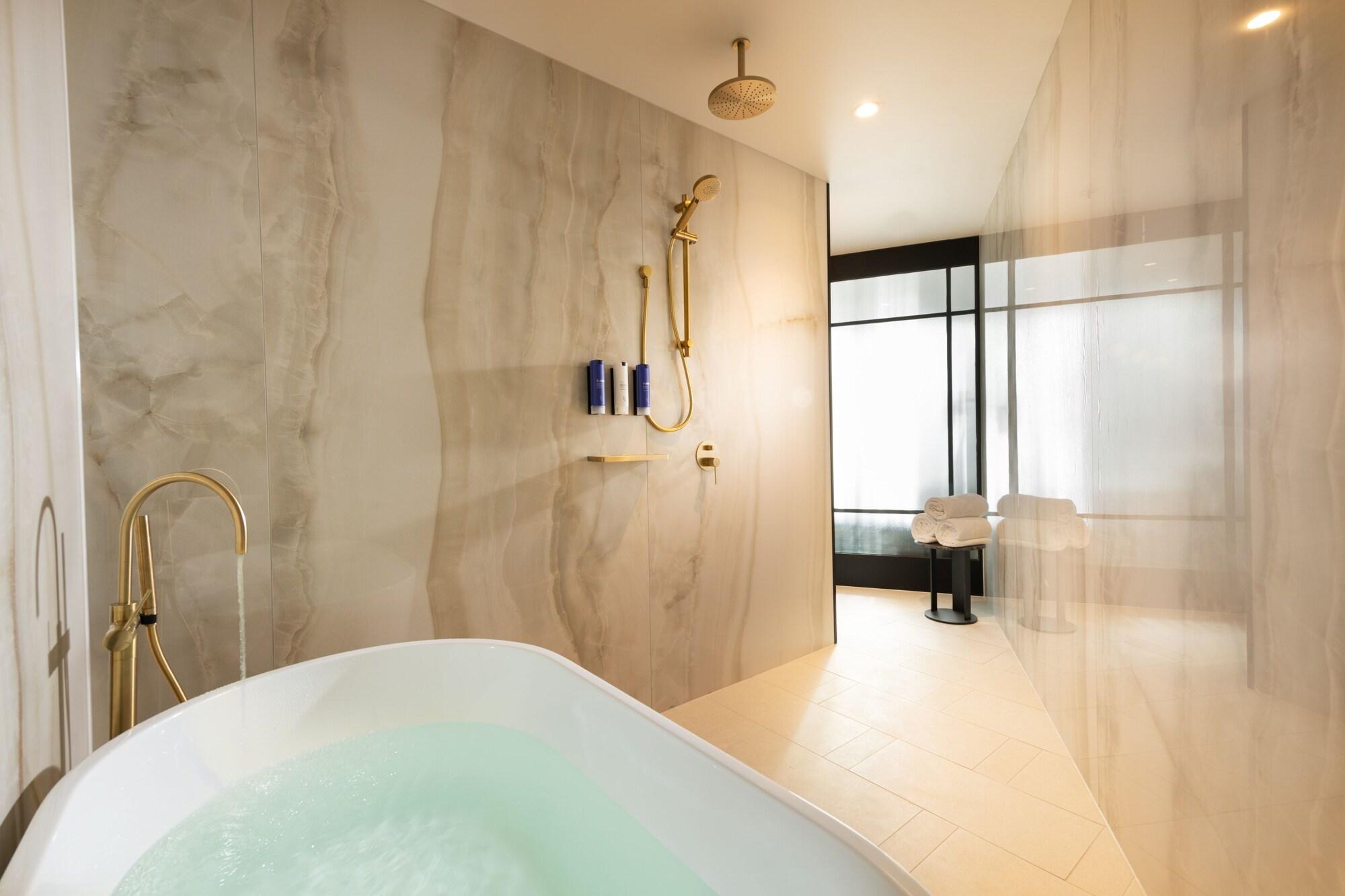 Suite with Balcony with Views