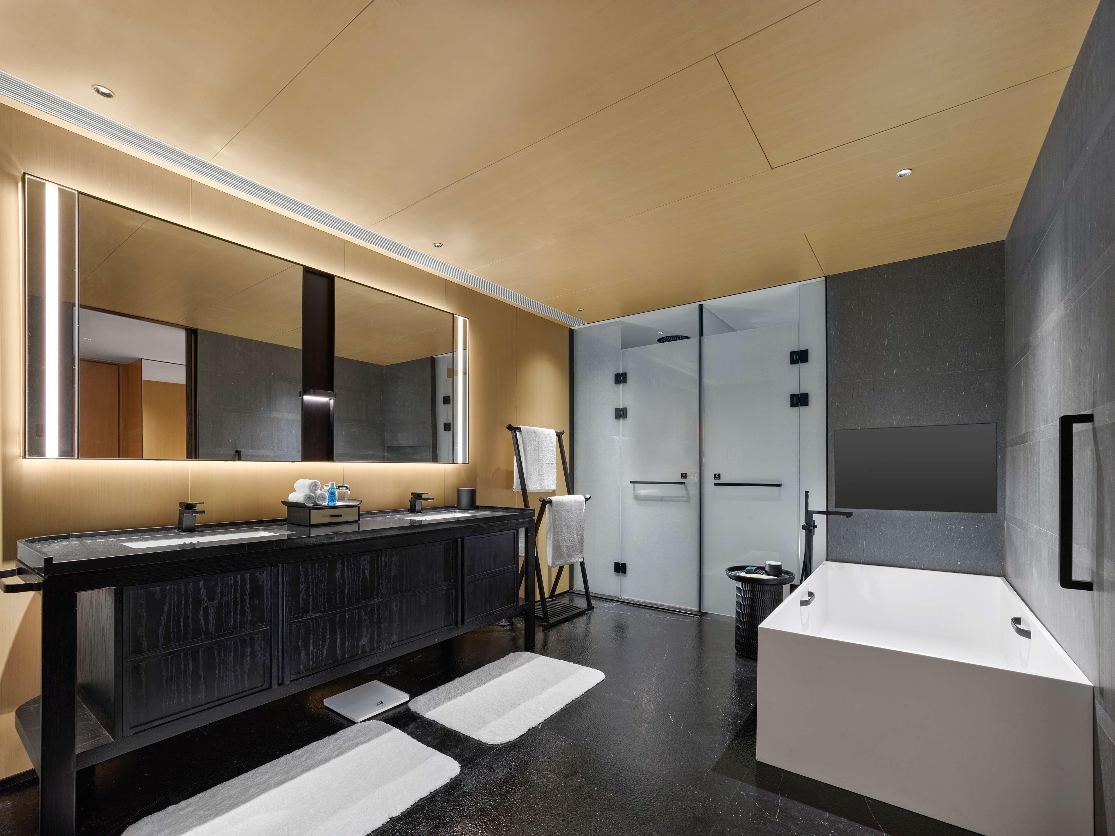 Suite Deluxe King Bed