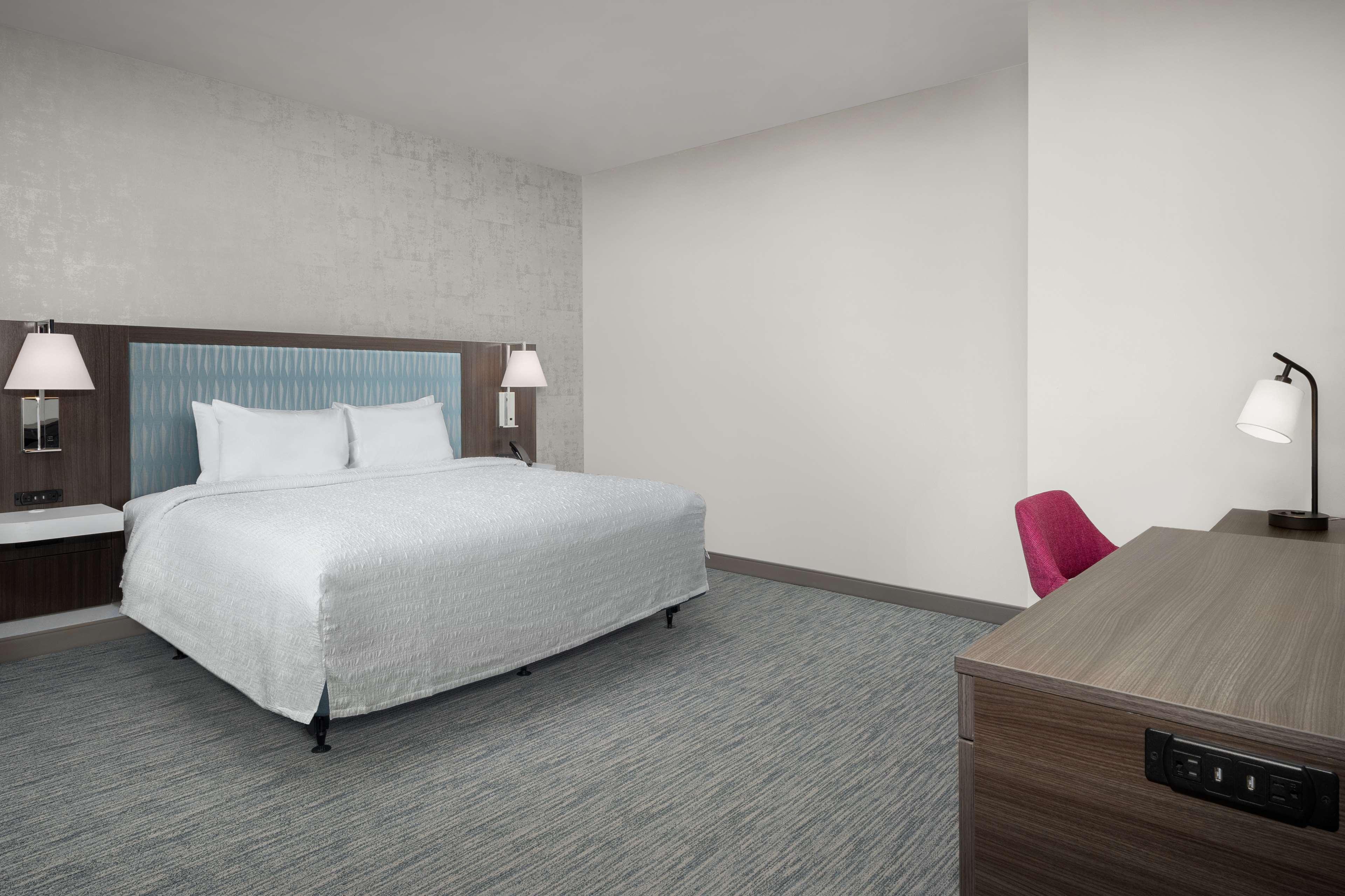 Studio Accessible King Size Bed