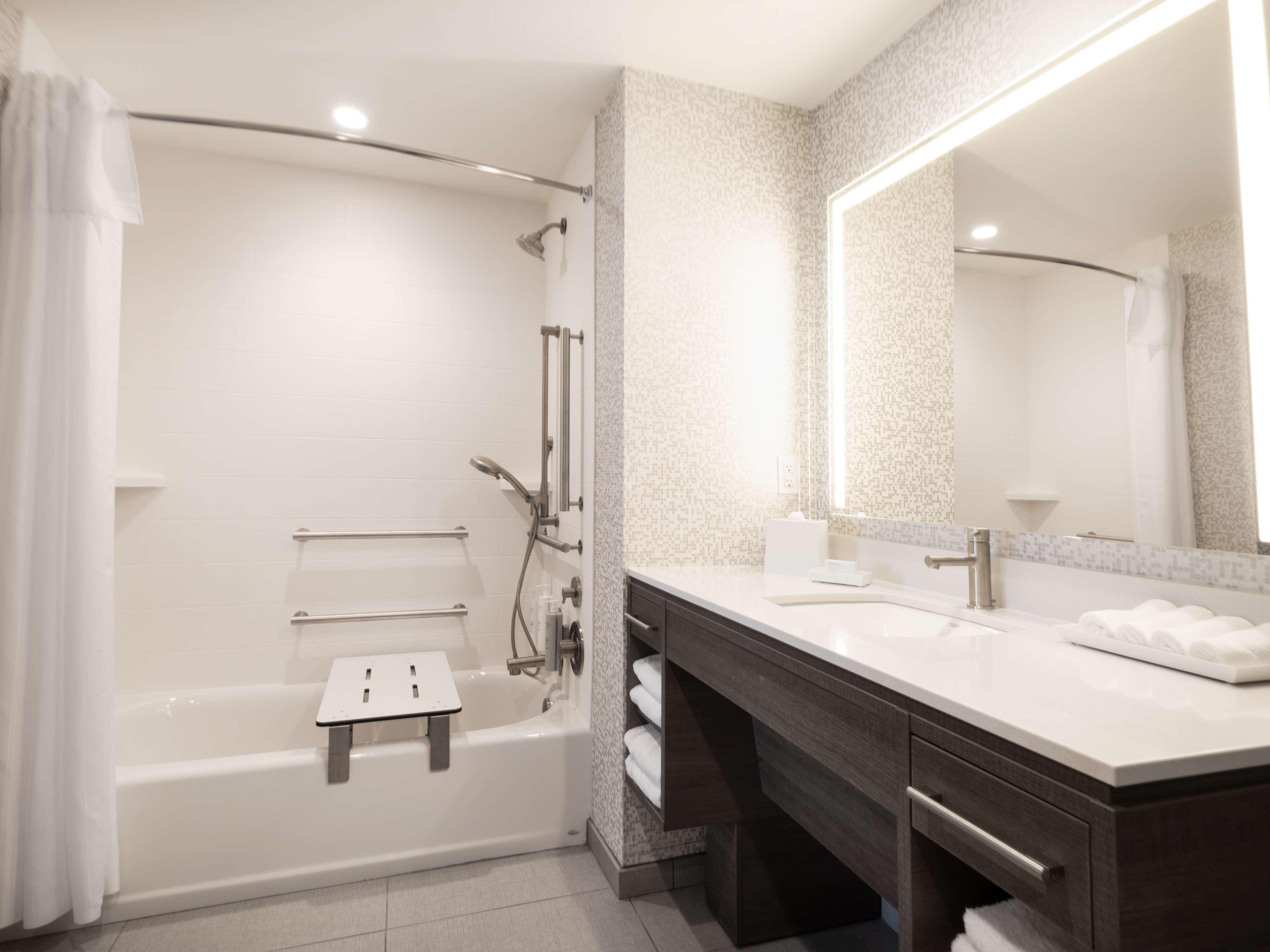 Suite Accessible King Size Bed