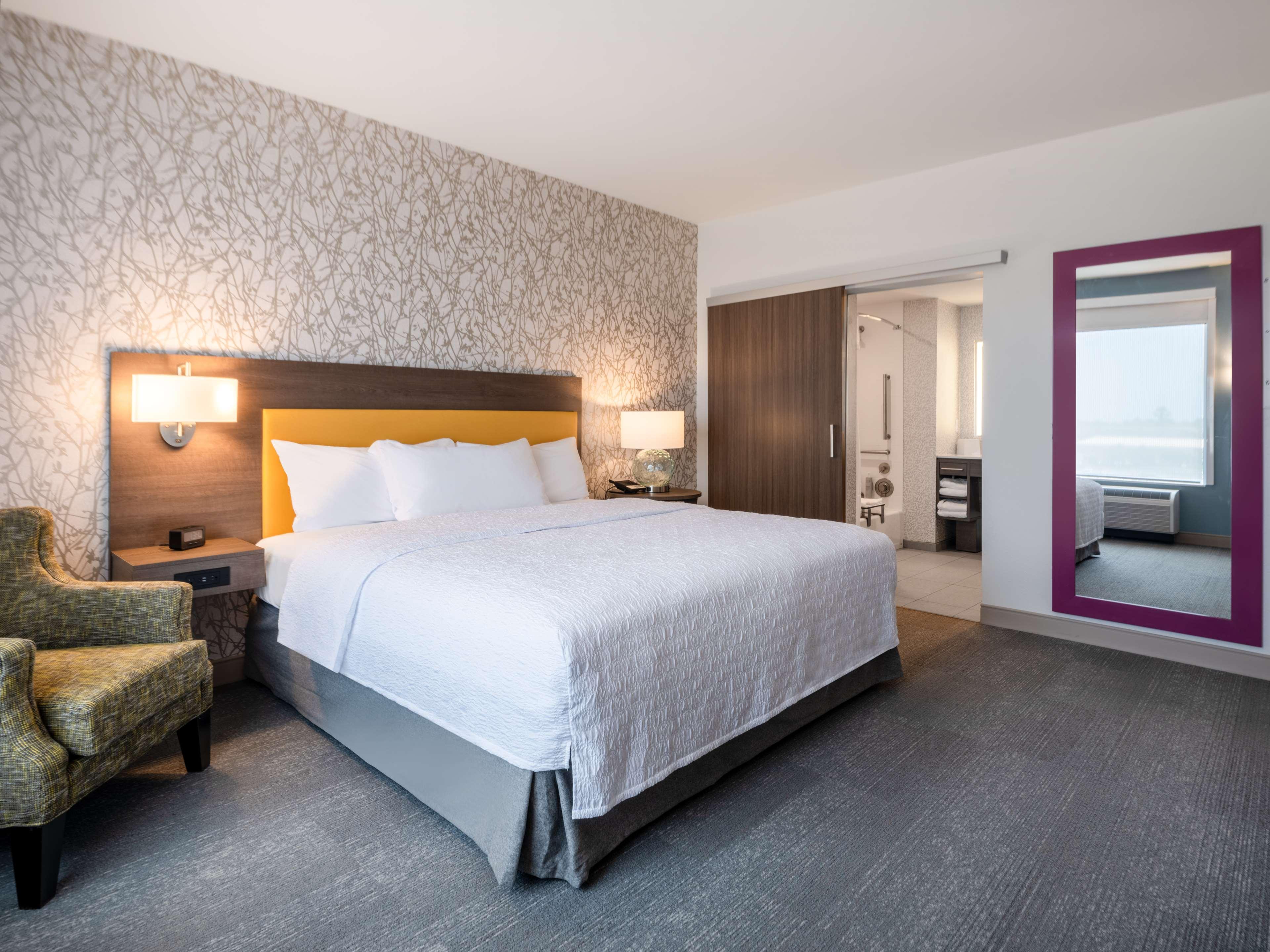 Suite Accessible King Size Bed