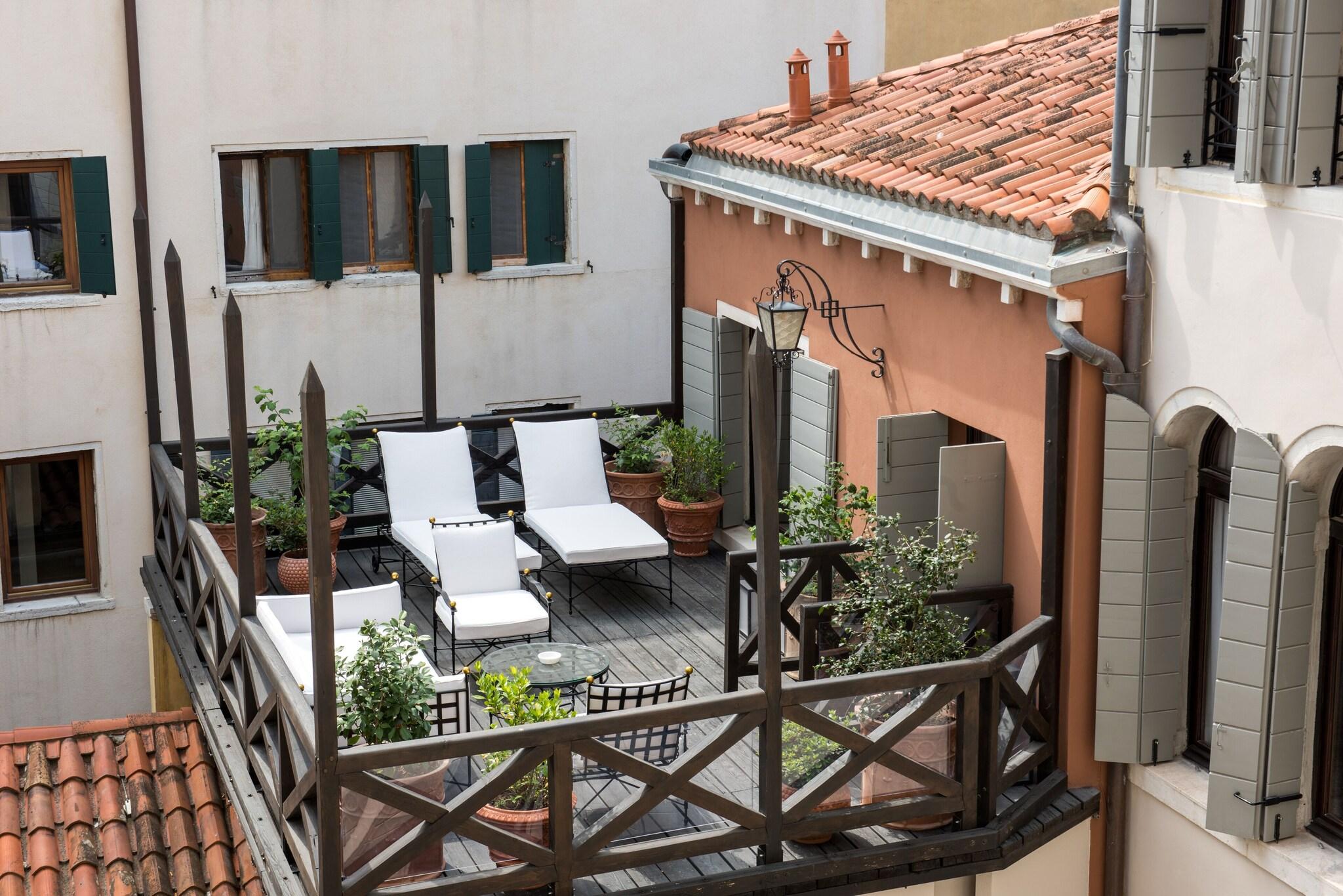 Suite City View King Bed