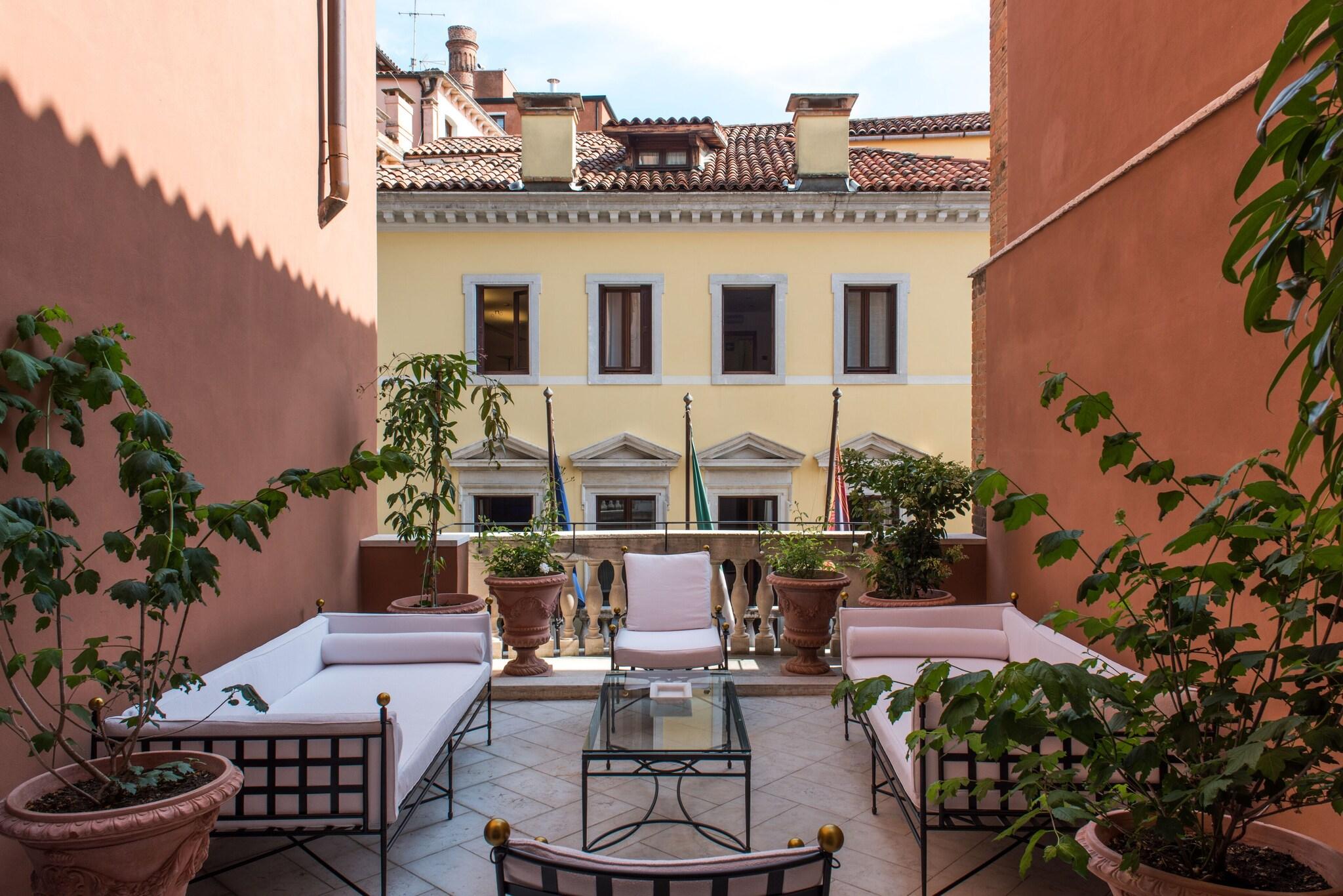 Suite City View King Bed