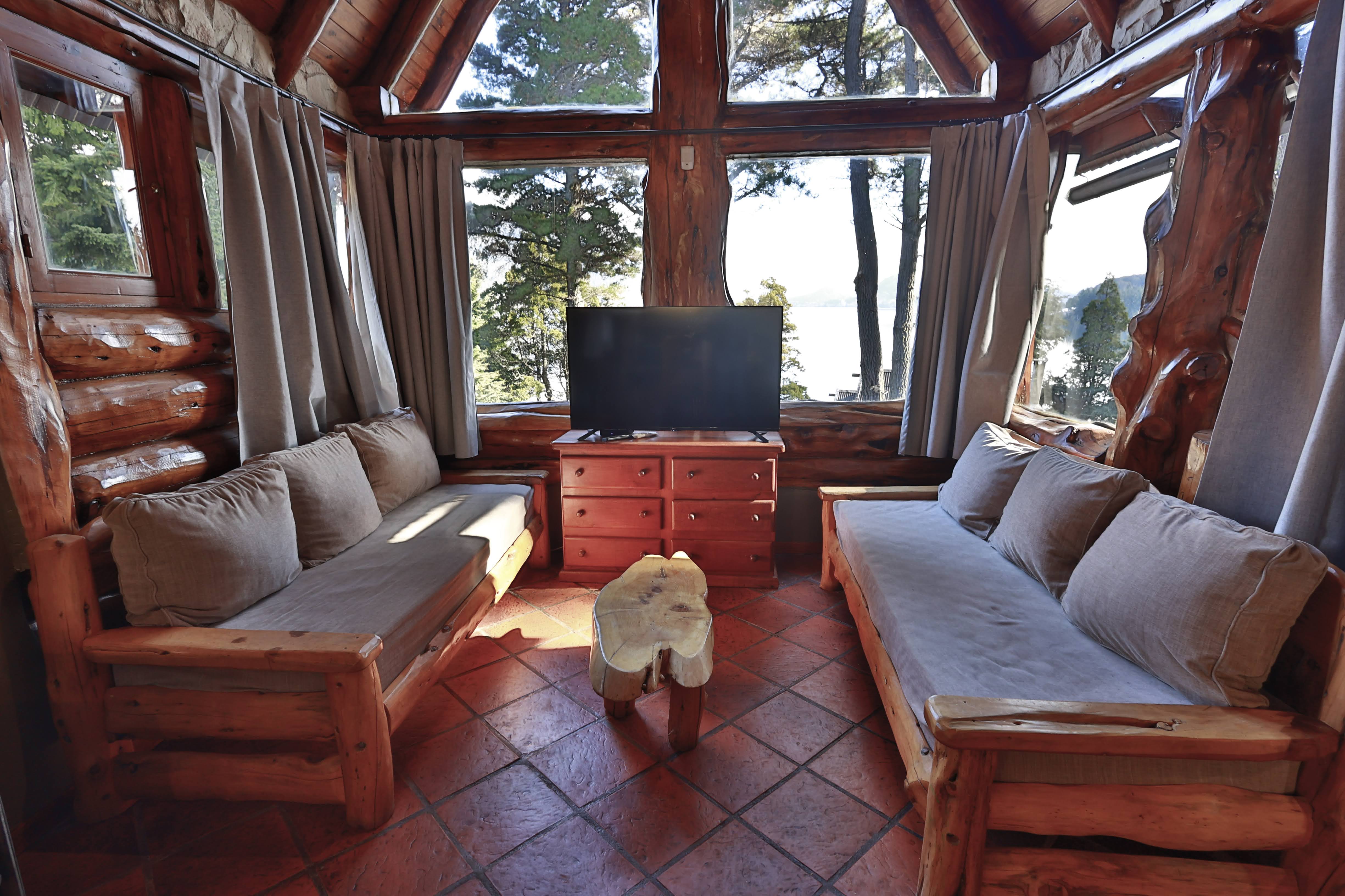 Cabin Three Bedrooms Two Bathrooms