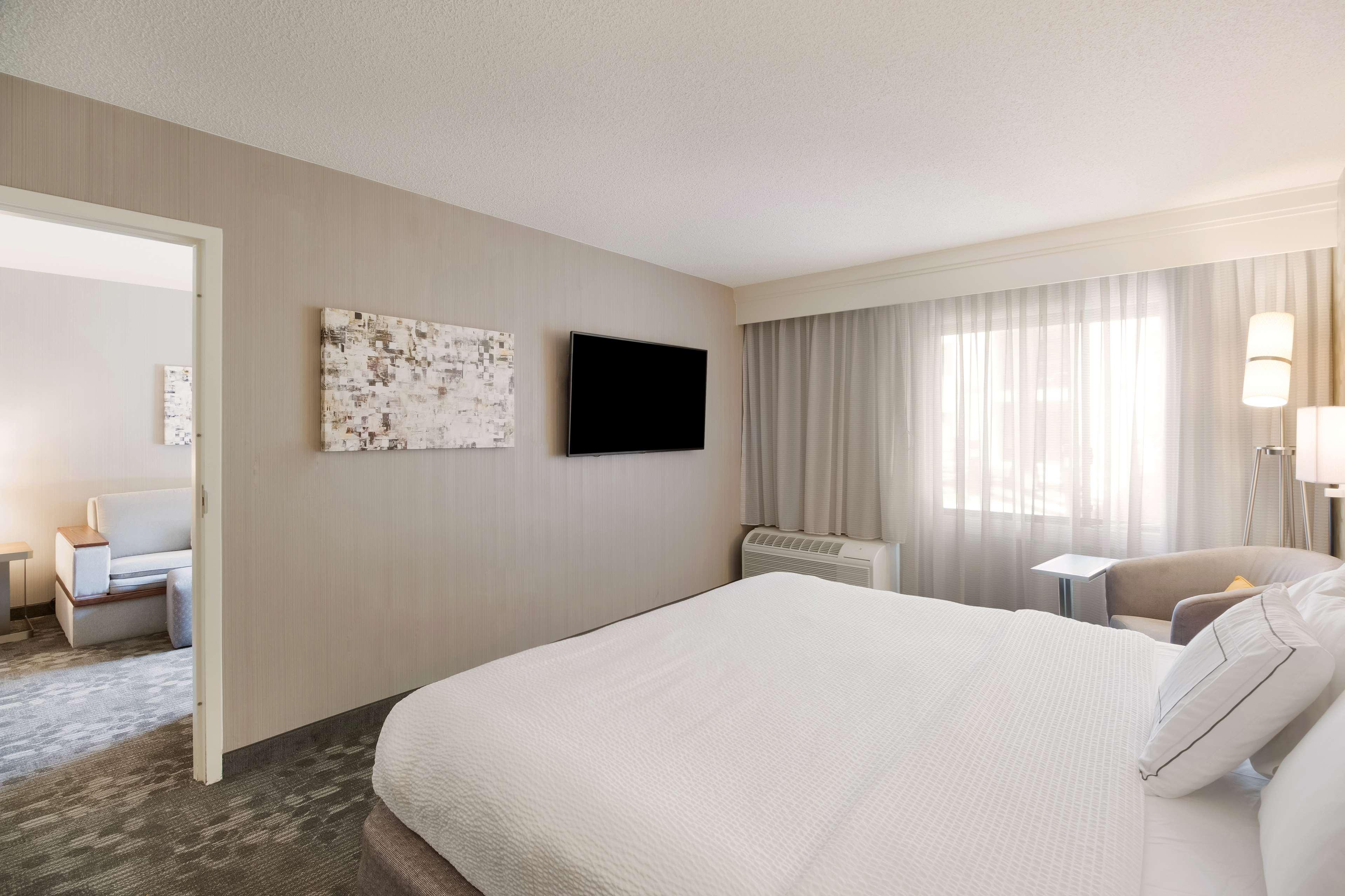 Suite Pool View King Bed