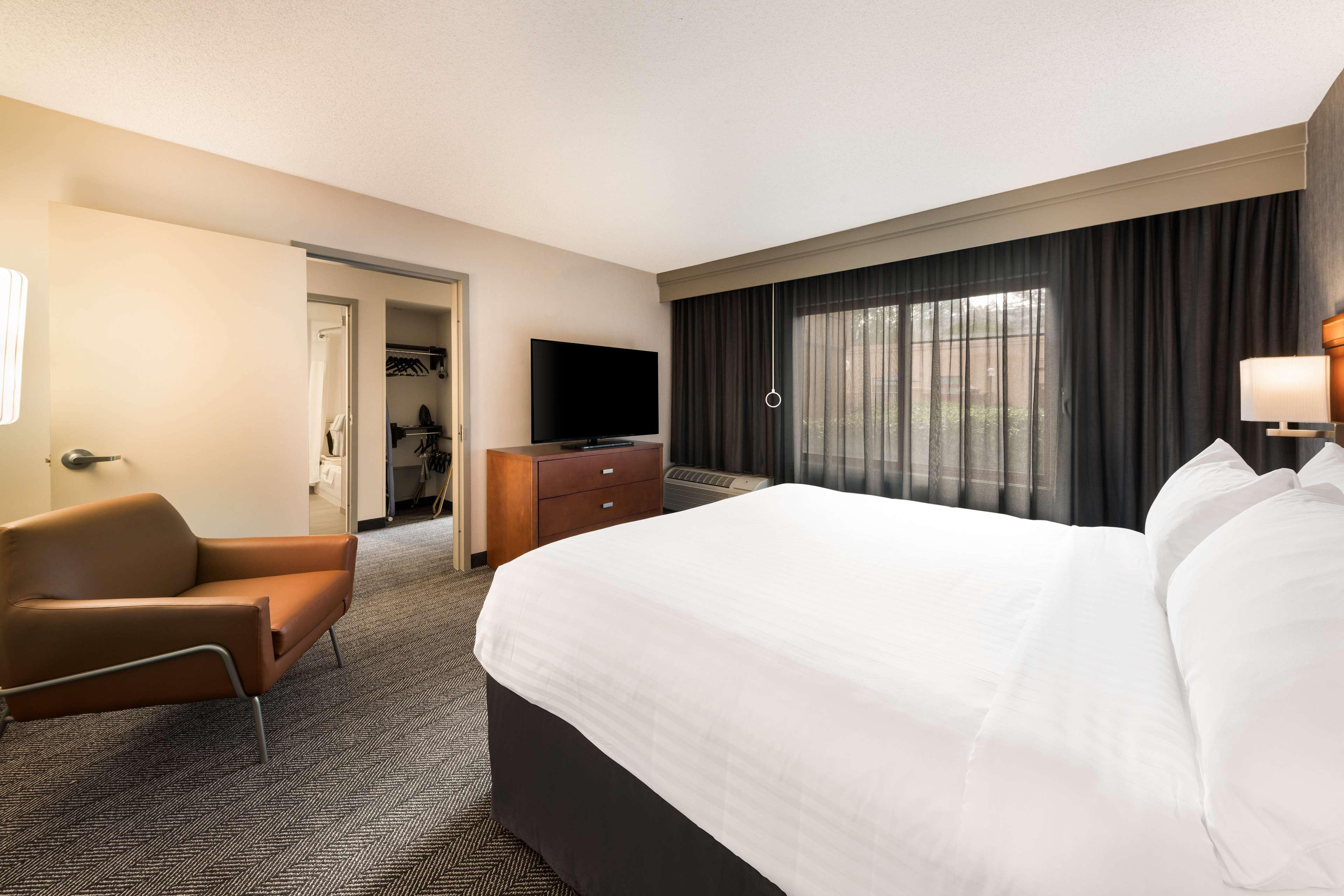 Suite Accessible King Size Bed