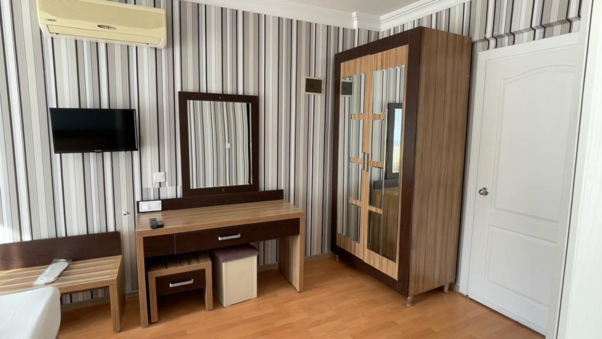 Room Connecting Room