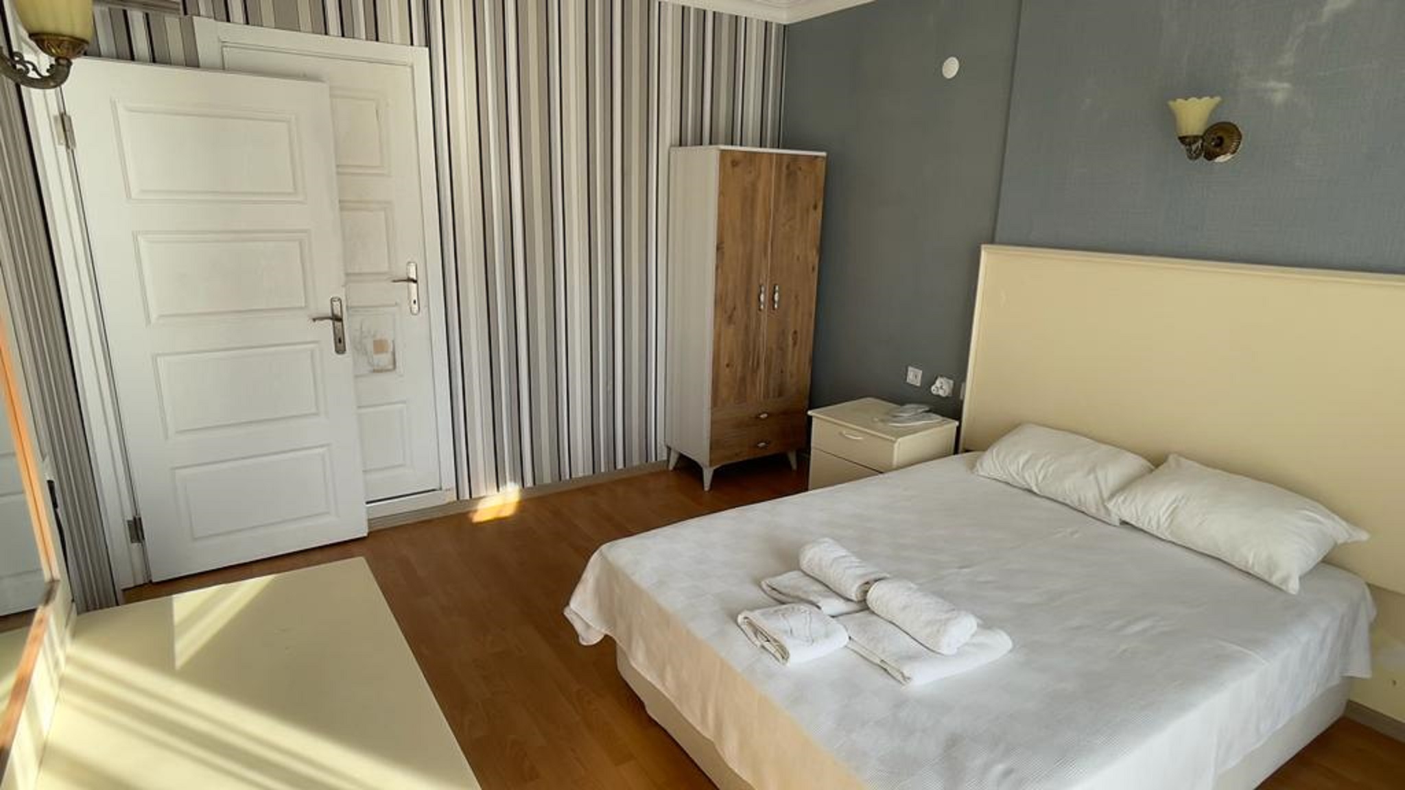 Room Connecting Room