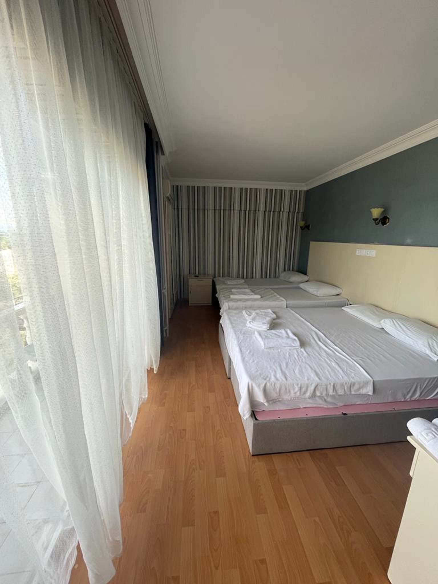 Quadruple Four Bedrooms One Bathroom