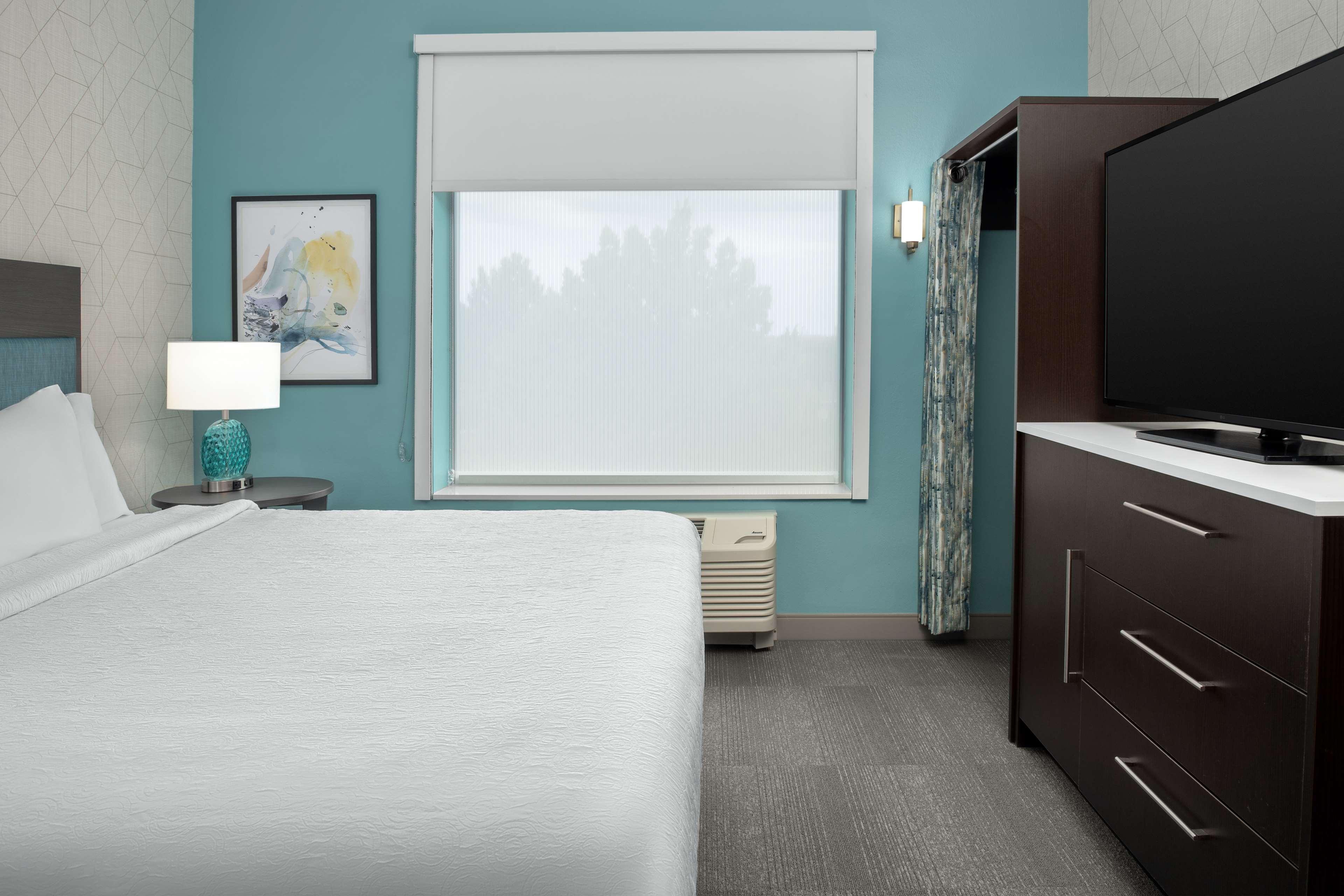 Suite Accessible King Size Bed