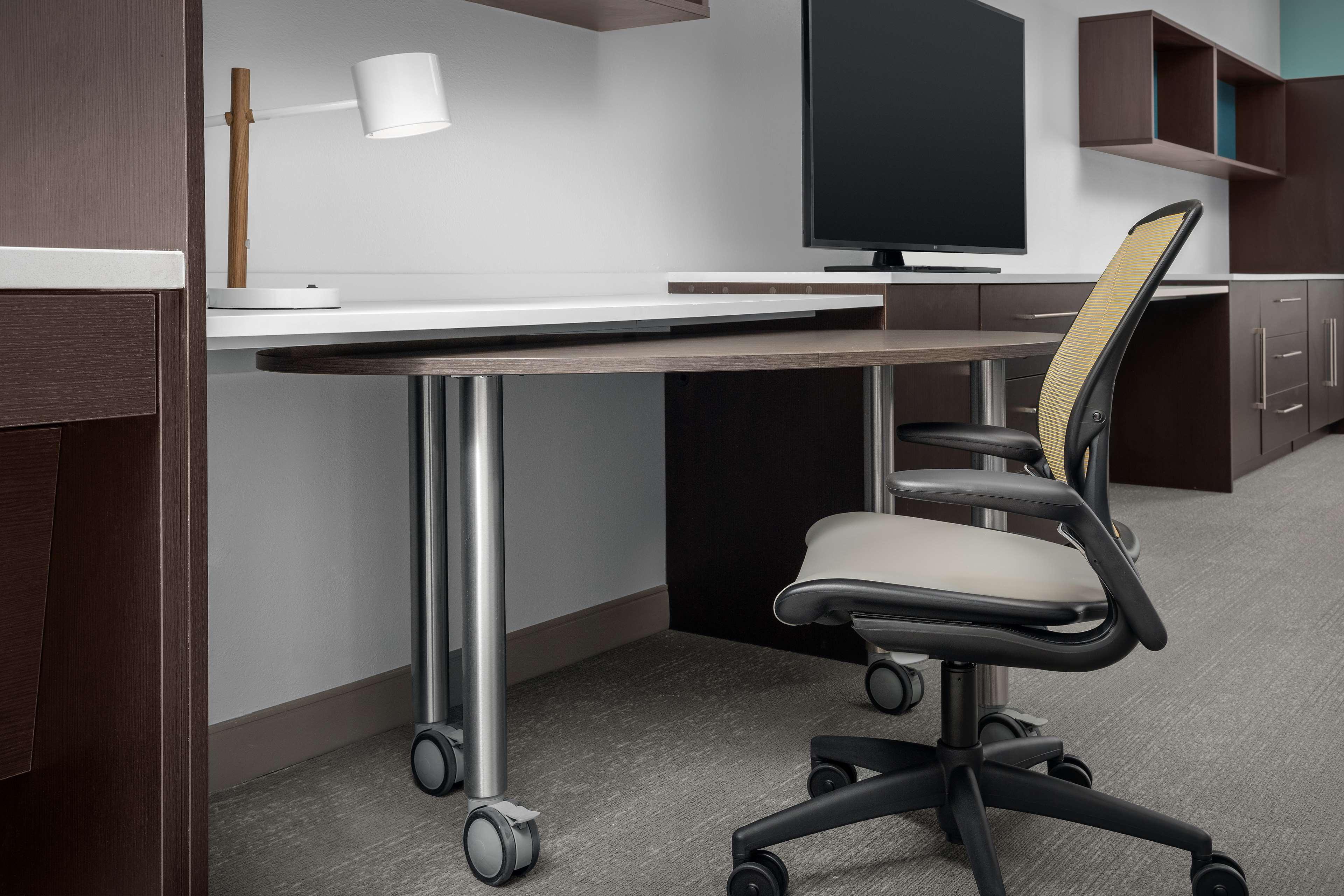 Suite Accessible King Size Bed