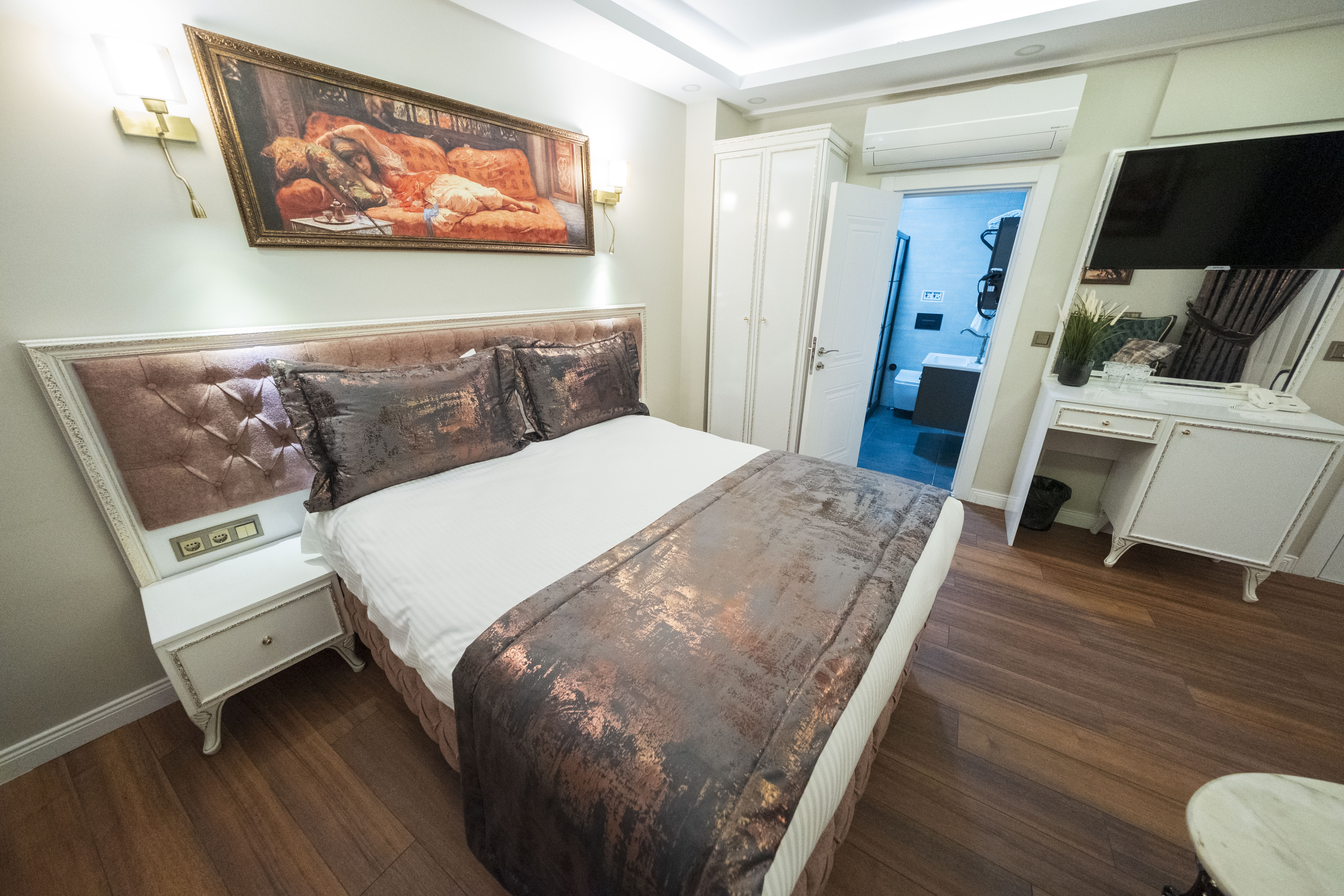 Family Room Deluxe King Bed