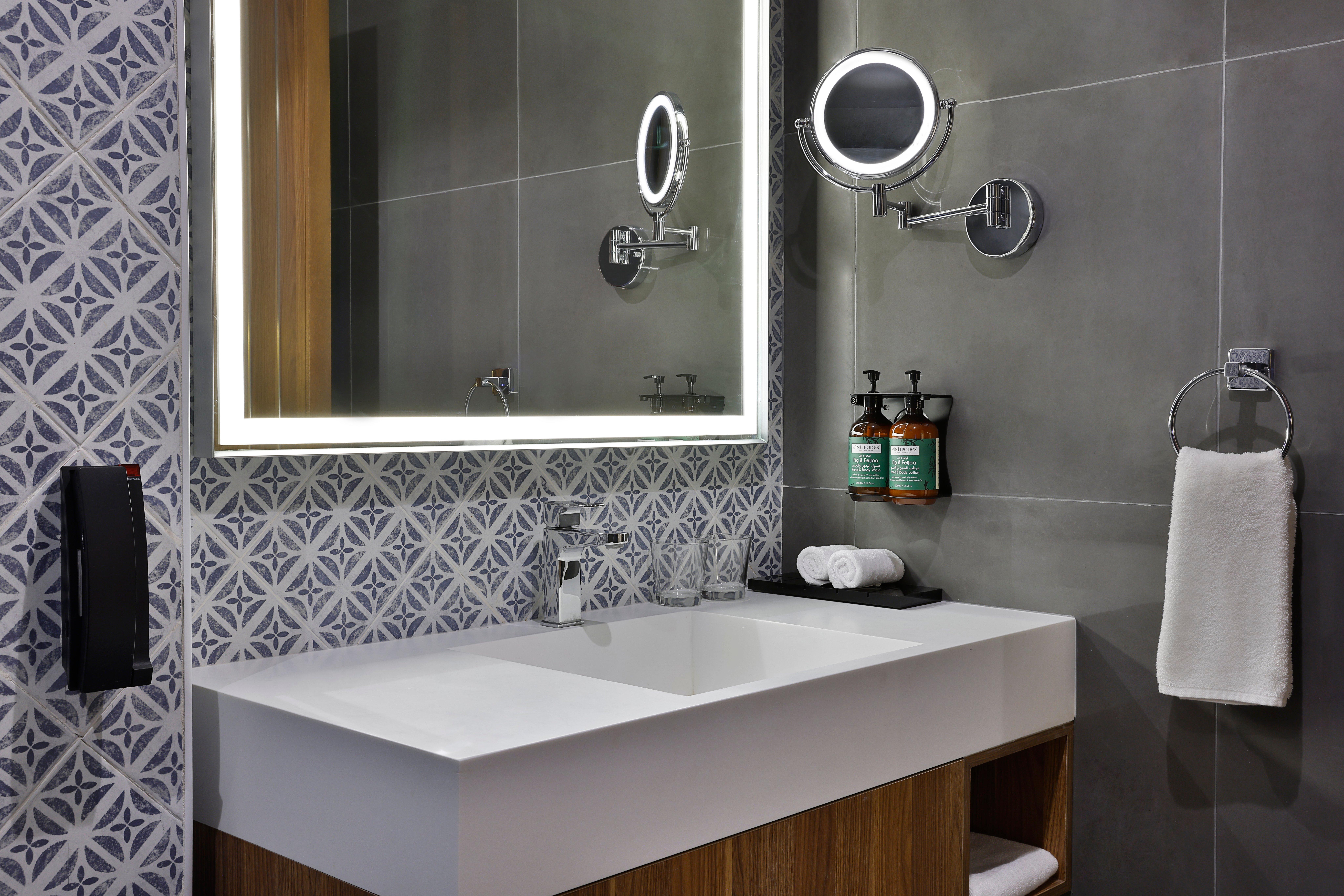 Suite Accessible King Size Bed