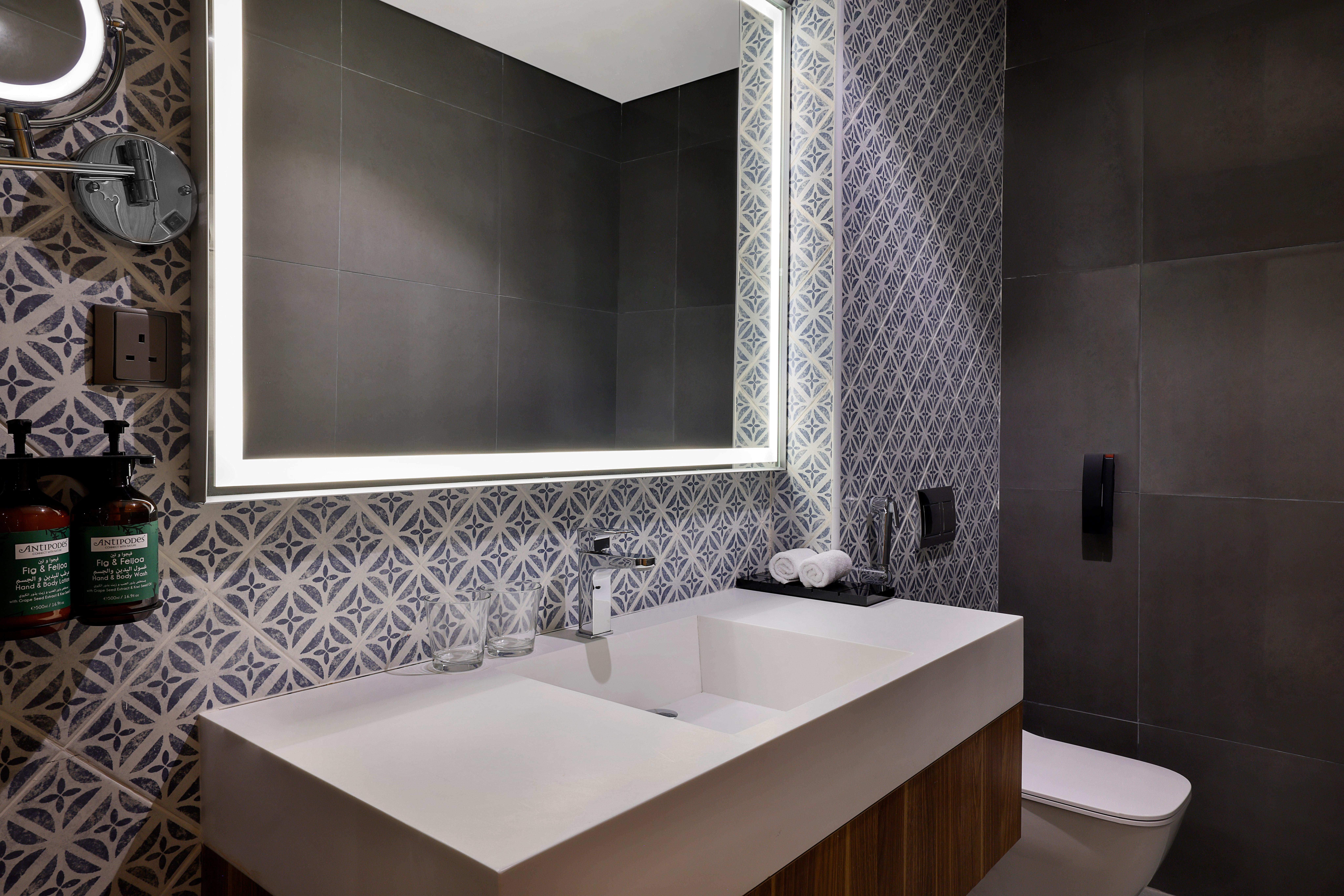 Suite Accessible King Size Bed