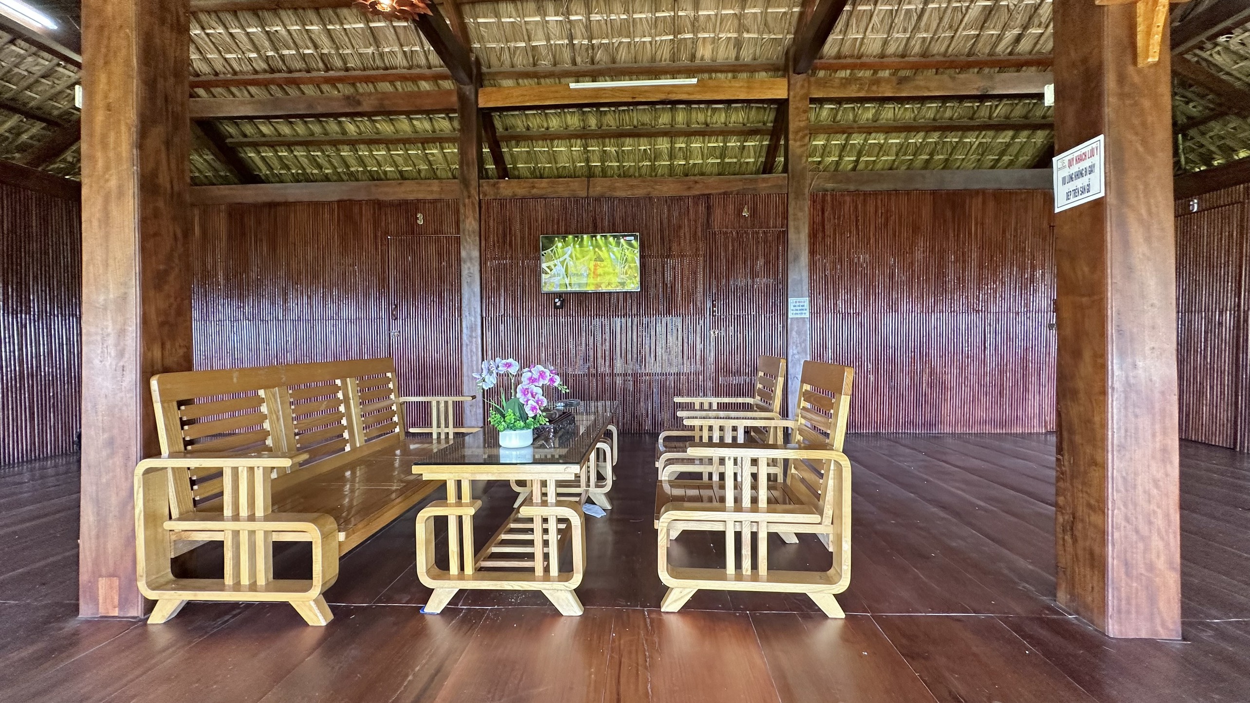 Villa Six Bedrooms Three Bathrooms