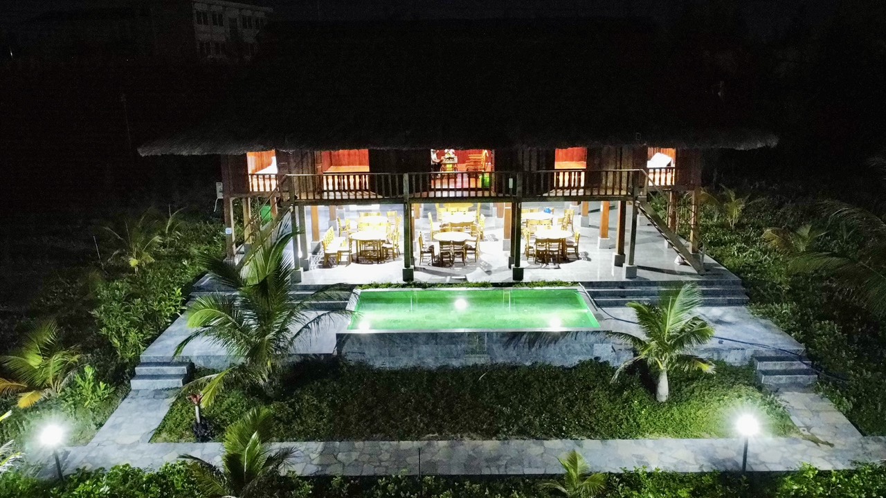 Villa Six Bedrooms Three Bathrooms