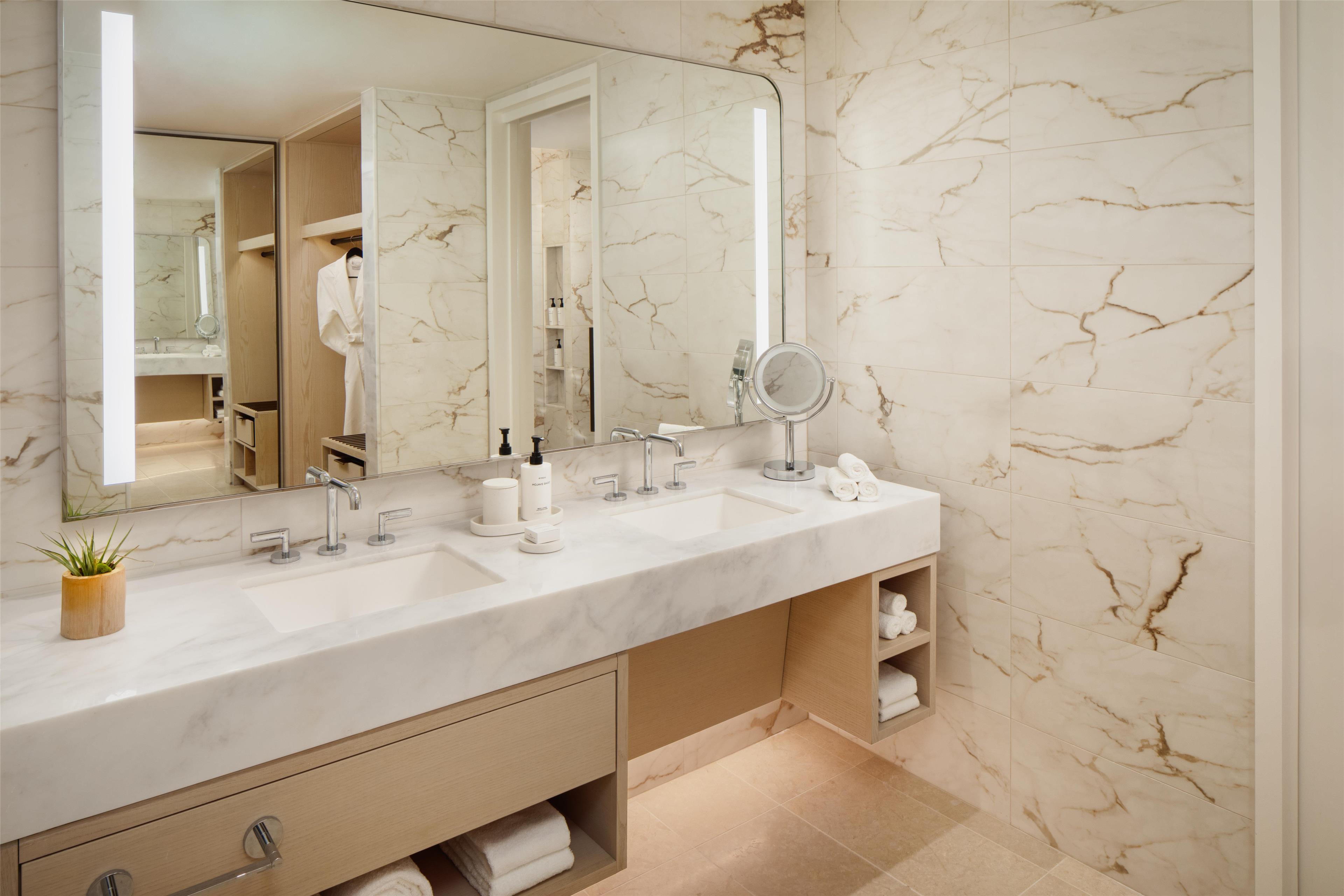 Suite Accessible King Size Bed