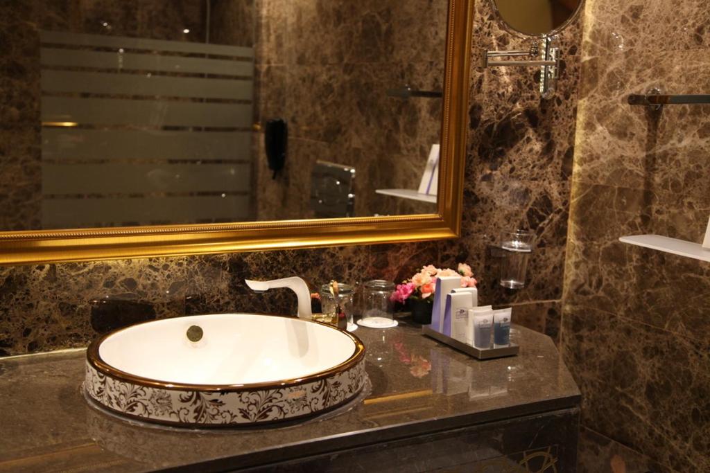 Room Deluxe City View King Bed