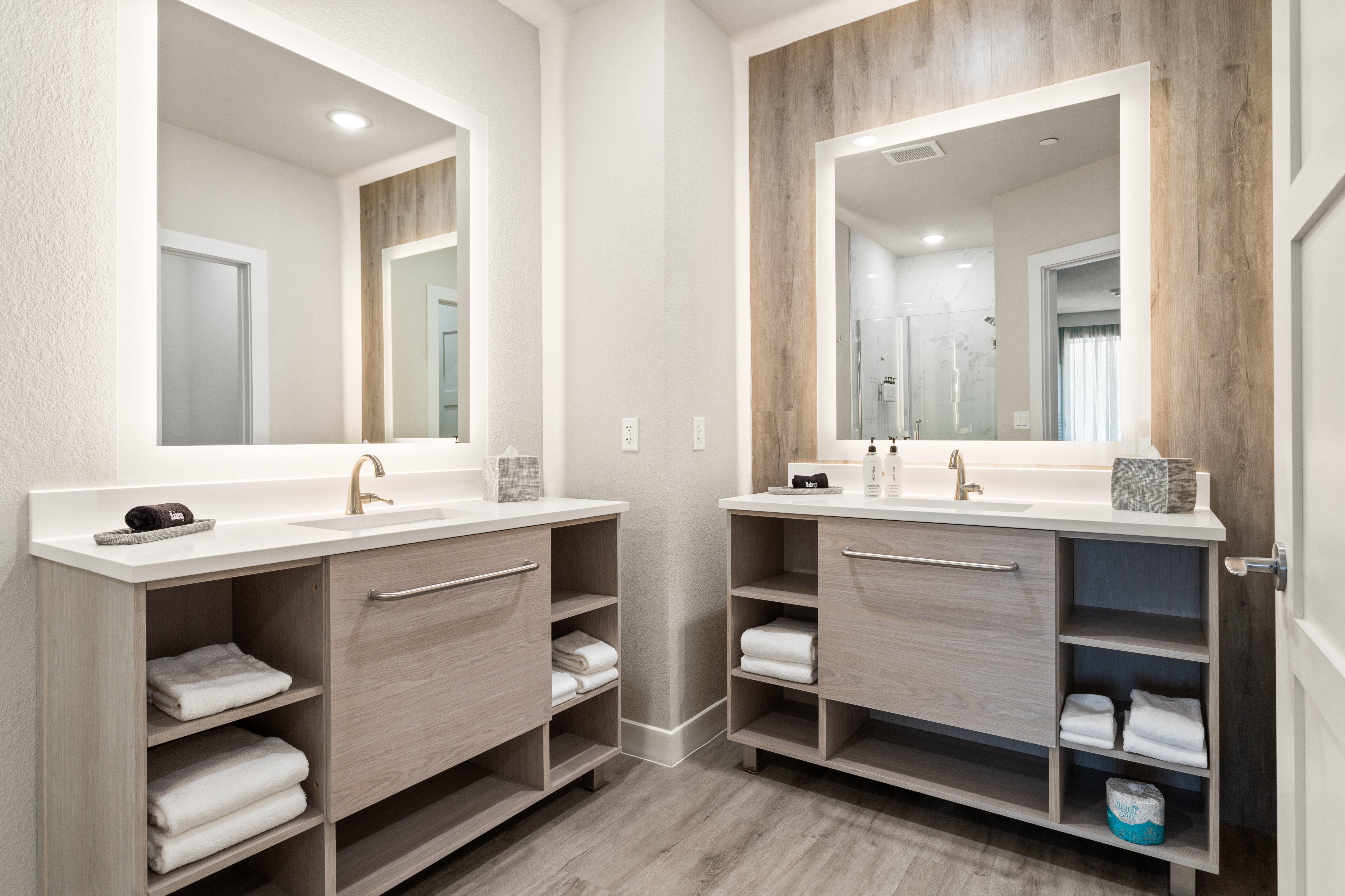 Suite Accessible King Size Bed