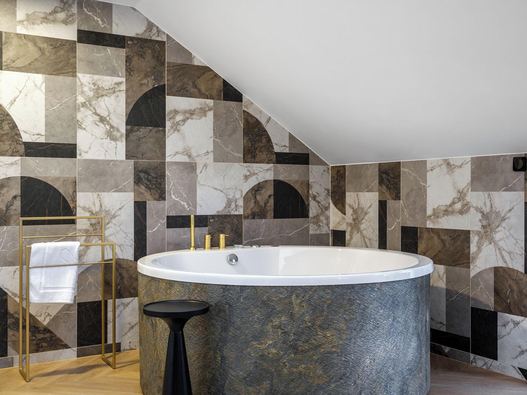 Studio Queen Size Bed