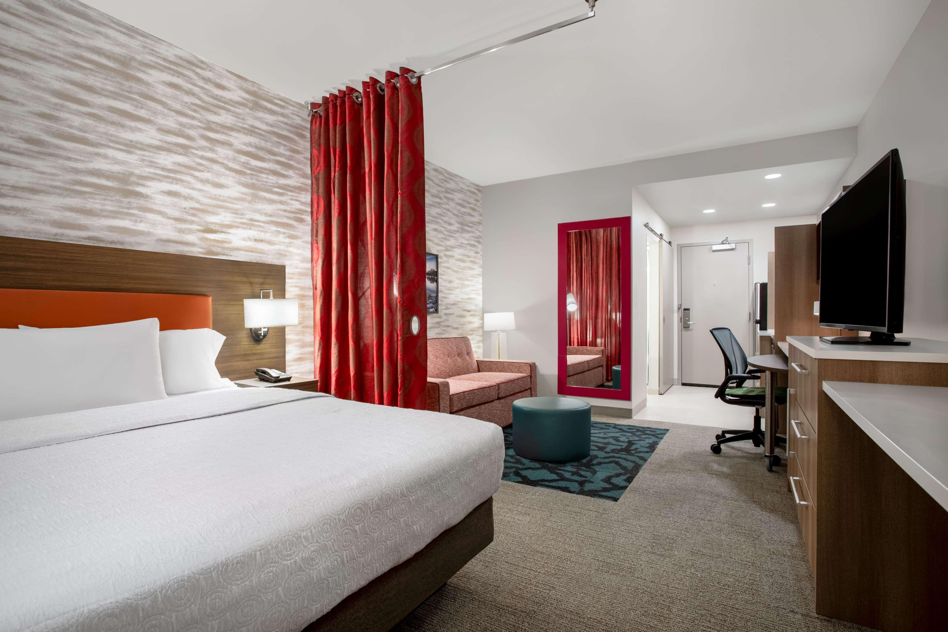 Studio Accessible King Size Bed