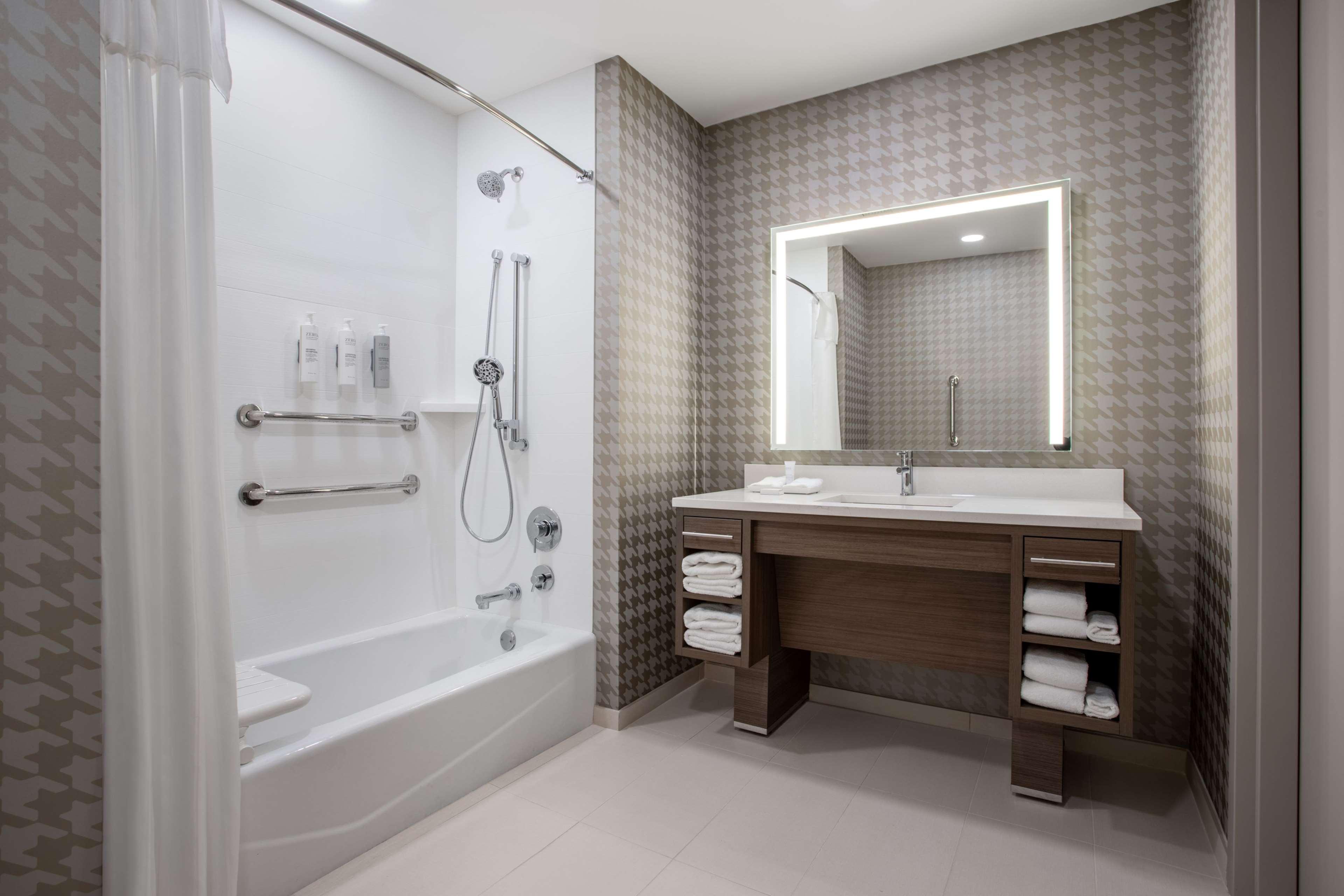 Suite Accessible King Size Bed