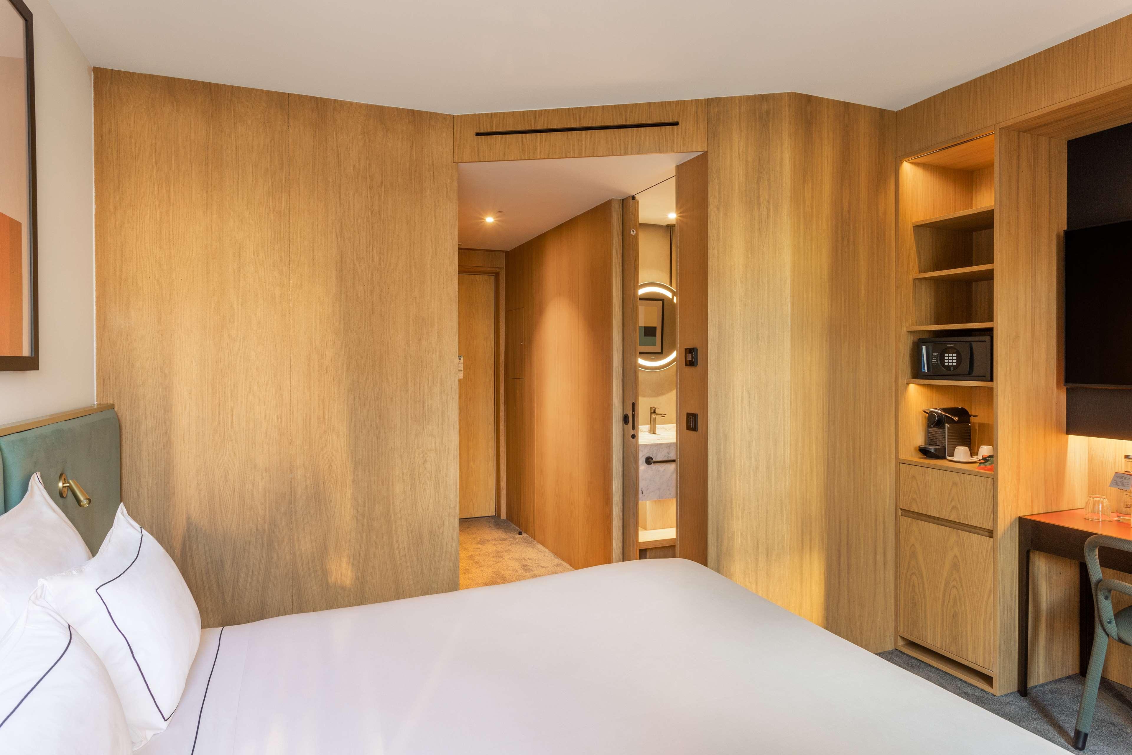 Double Guest Room Queen Bed