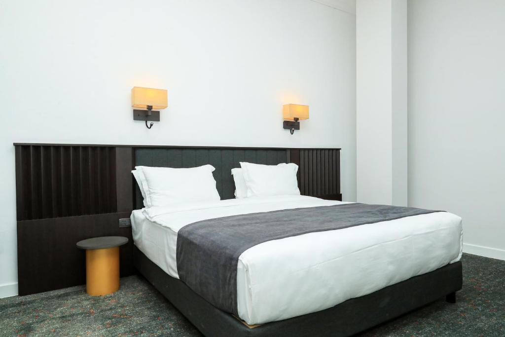 Double Deluxe One Bed