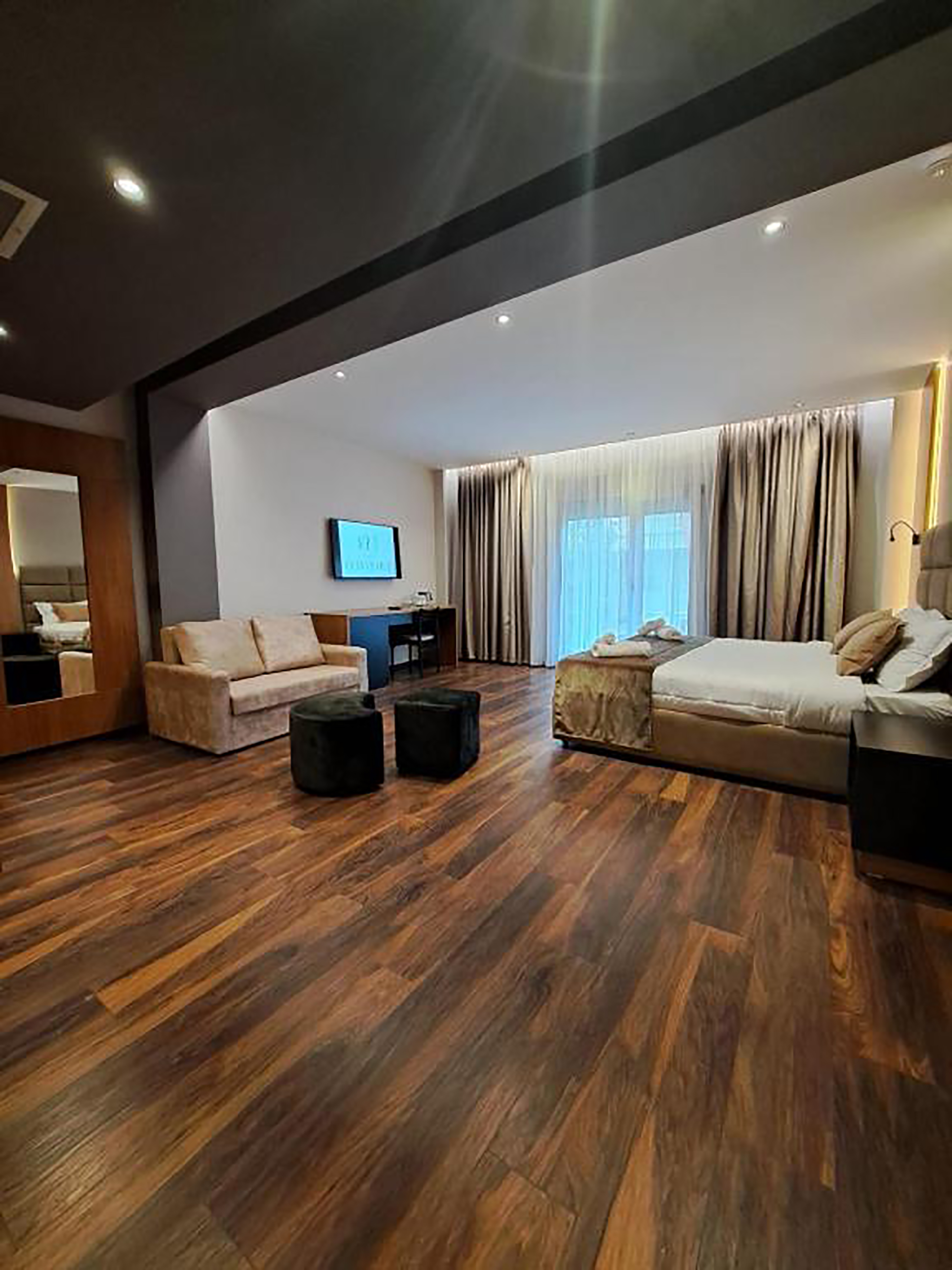 Double Deluxe King Bed