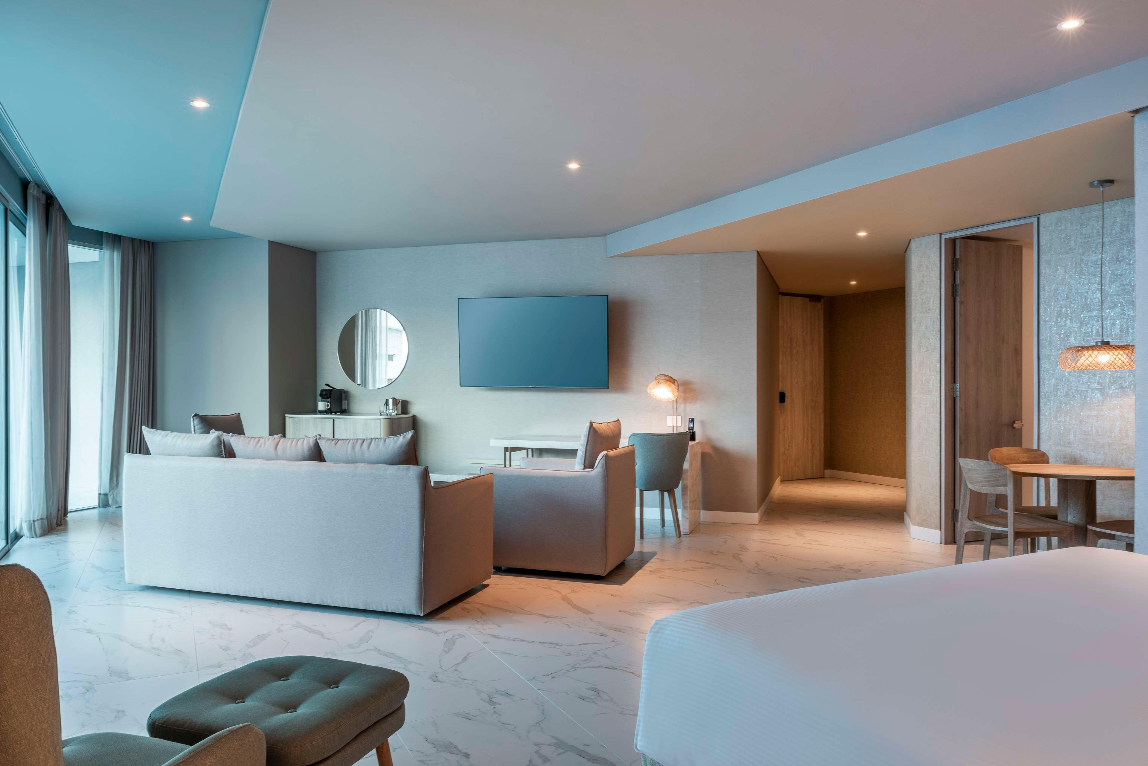 Junior Suite Ocean View King Bed