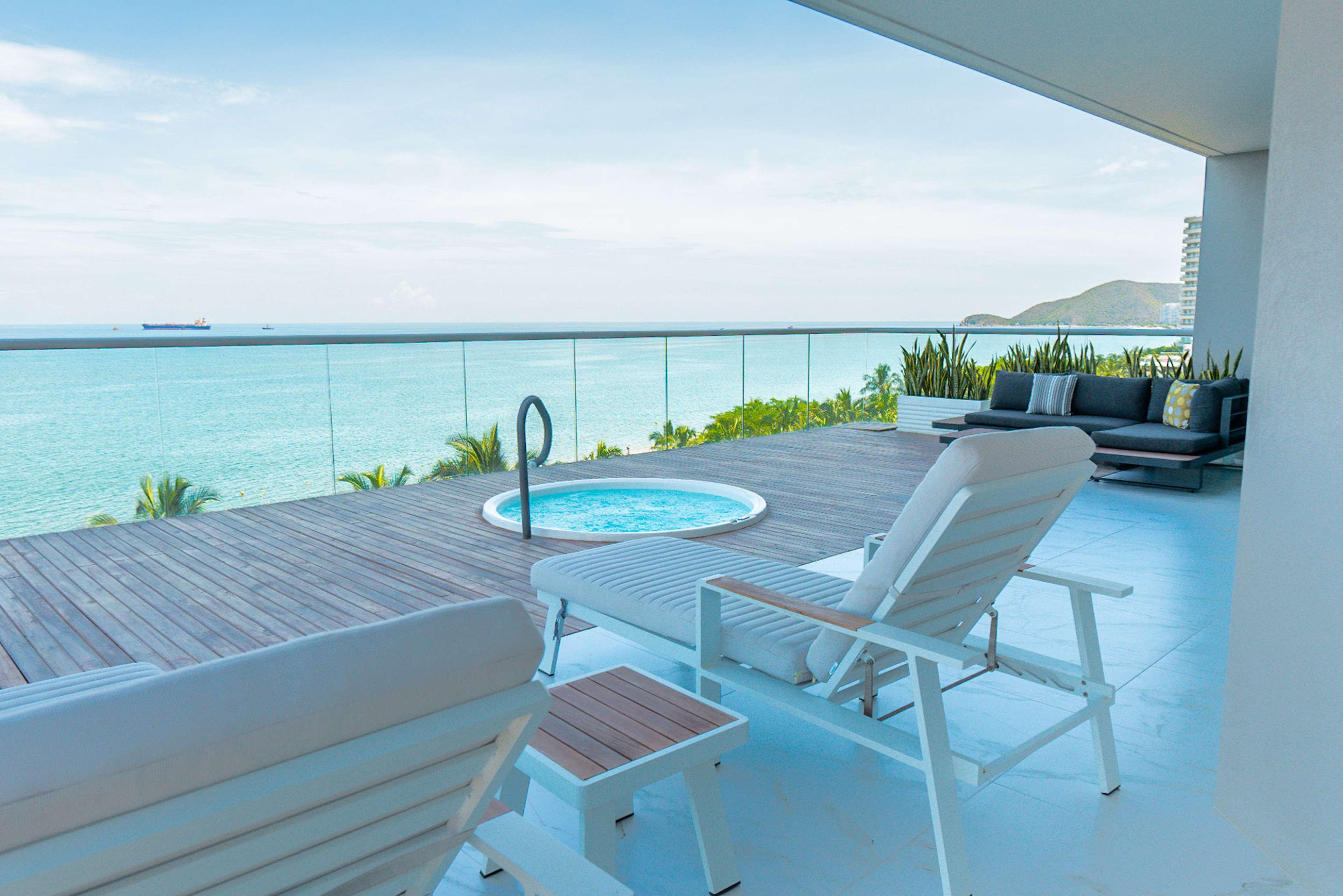 Suite Ocean Front King Bed