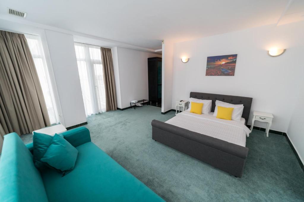 Double Queen Size Bed