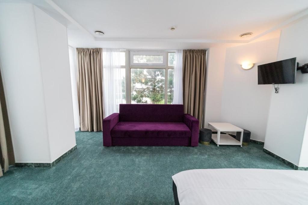 Double Queen Size Bed