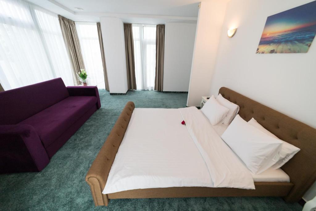 Double Queen Size Bed