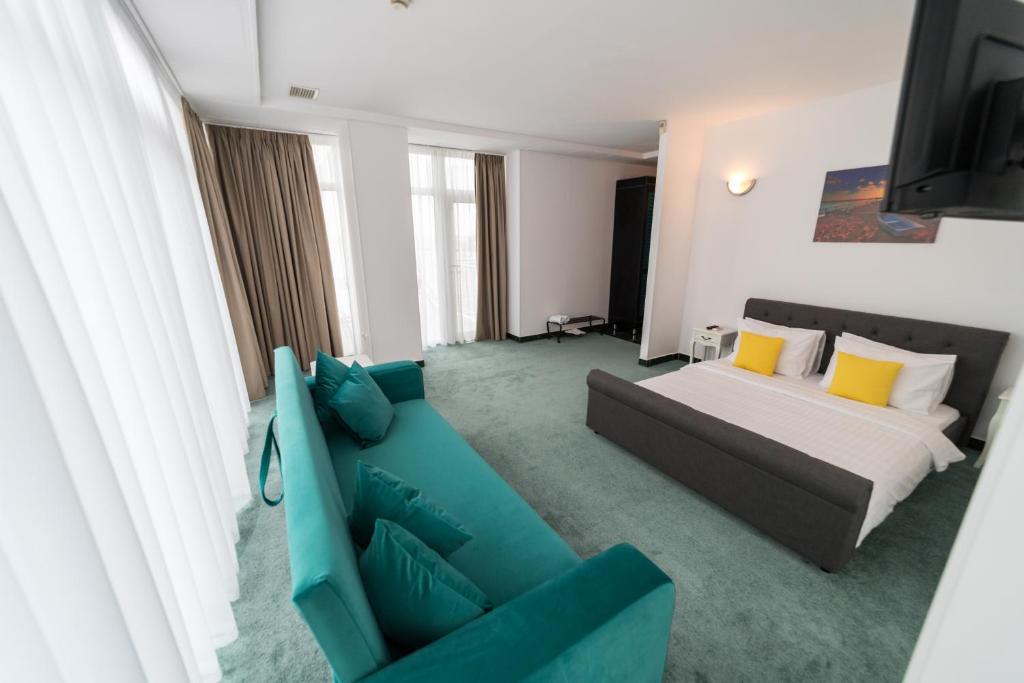 Double Queen Size Bed