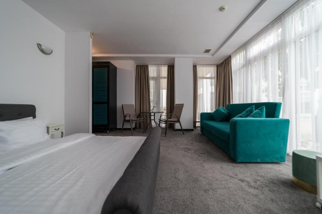 Double Queen Size Bed