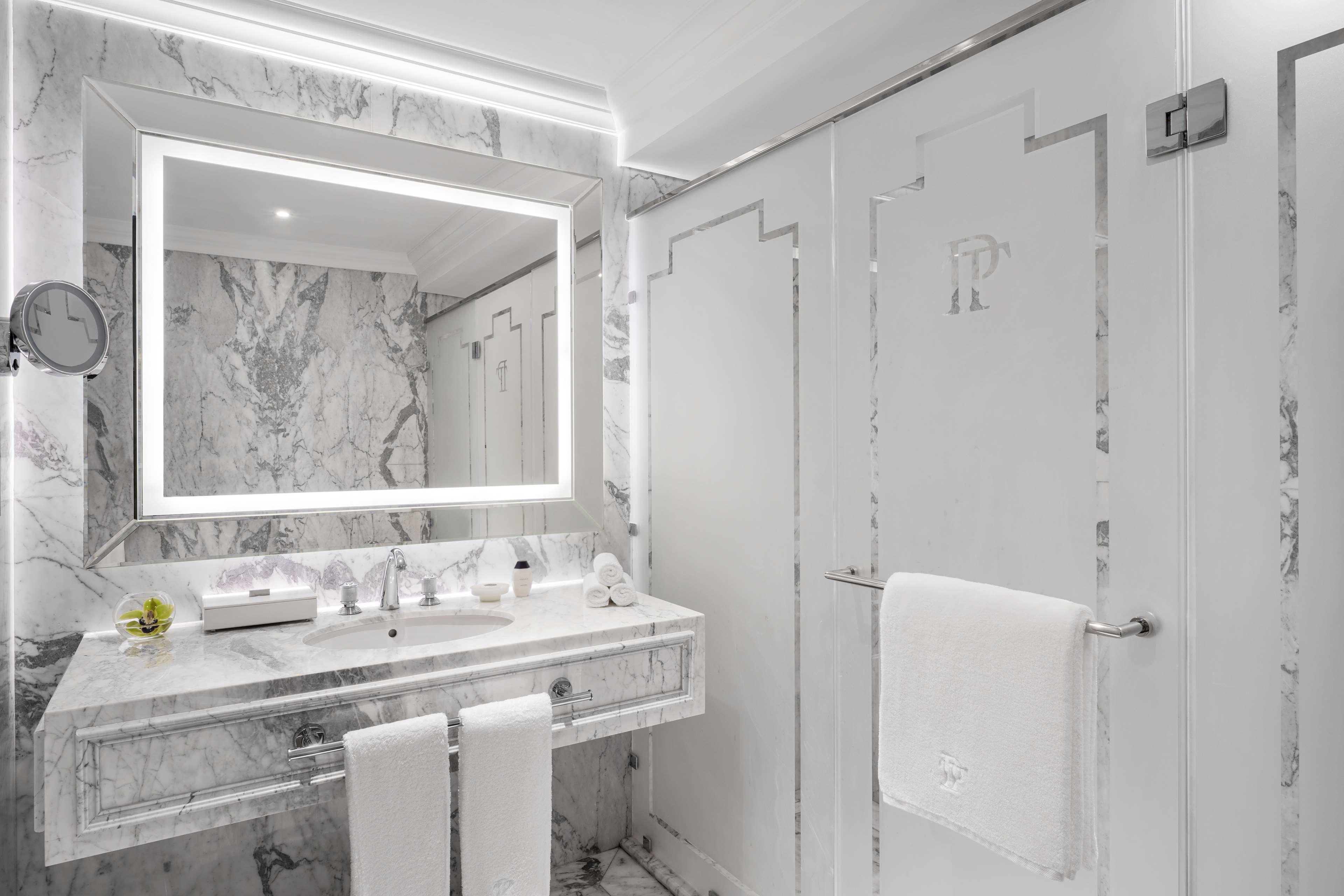 Double Deluxe King Bed