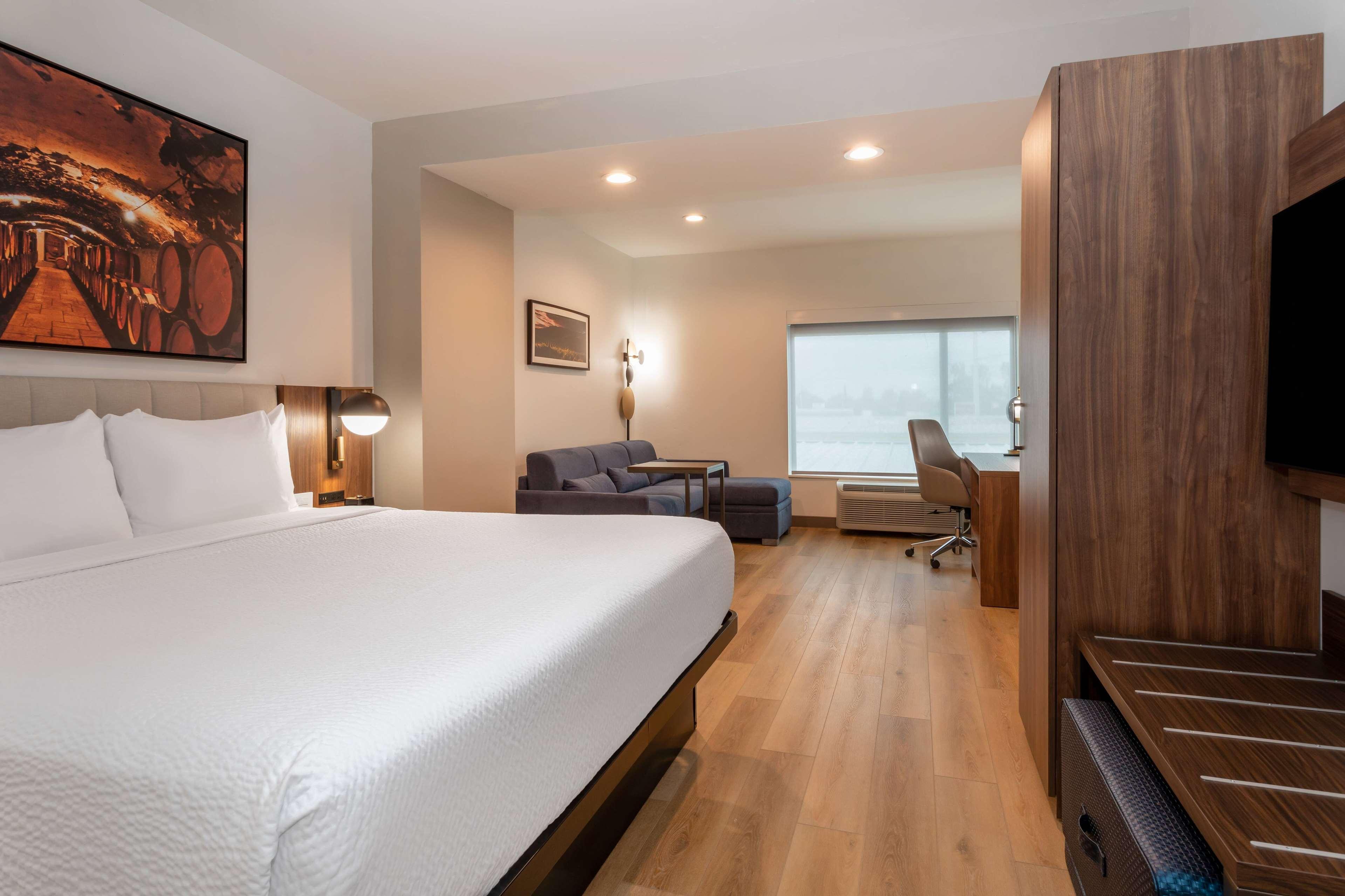 Suite Deluxe King Bed