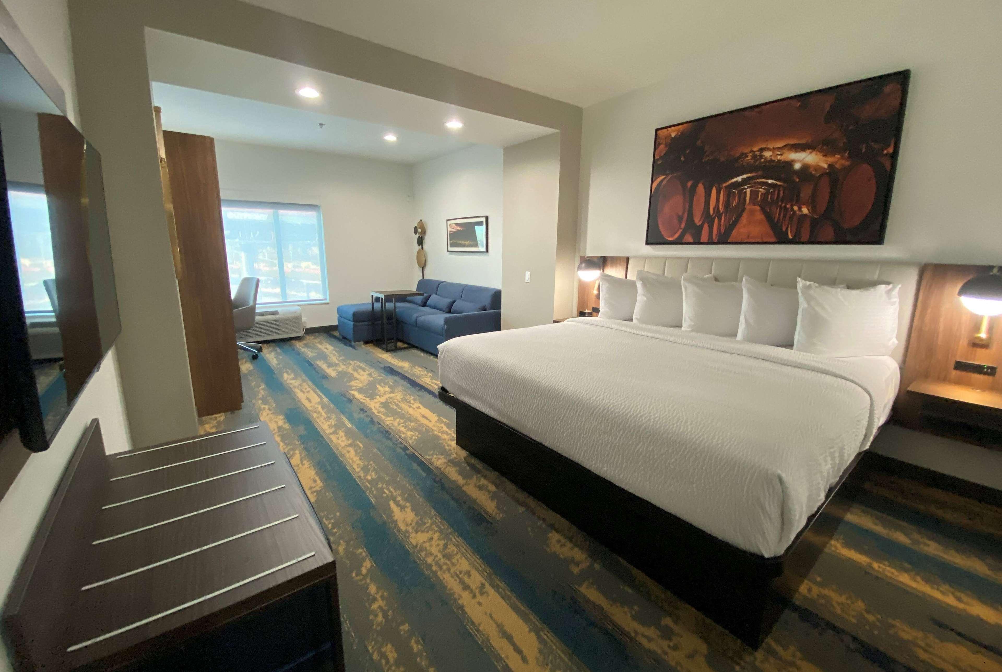 Suite Deluxe King Bed