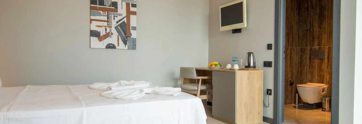 Double or Twin Deluxe Queen Bed