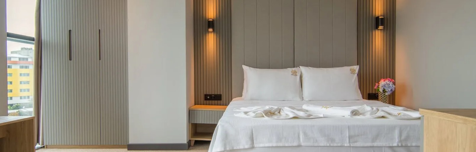 Double or Twin Deluxe Queen Bed