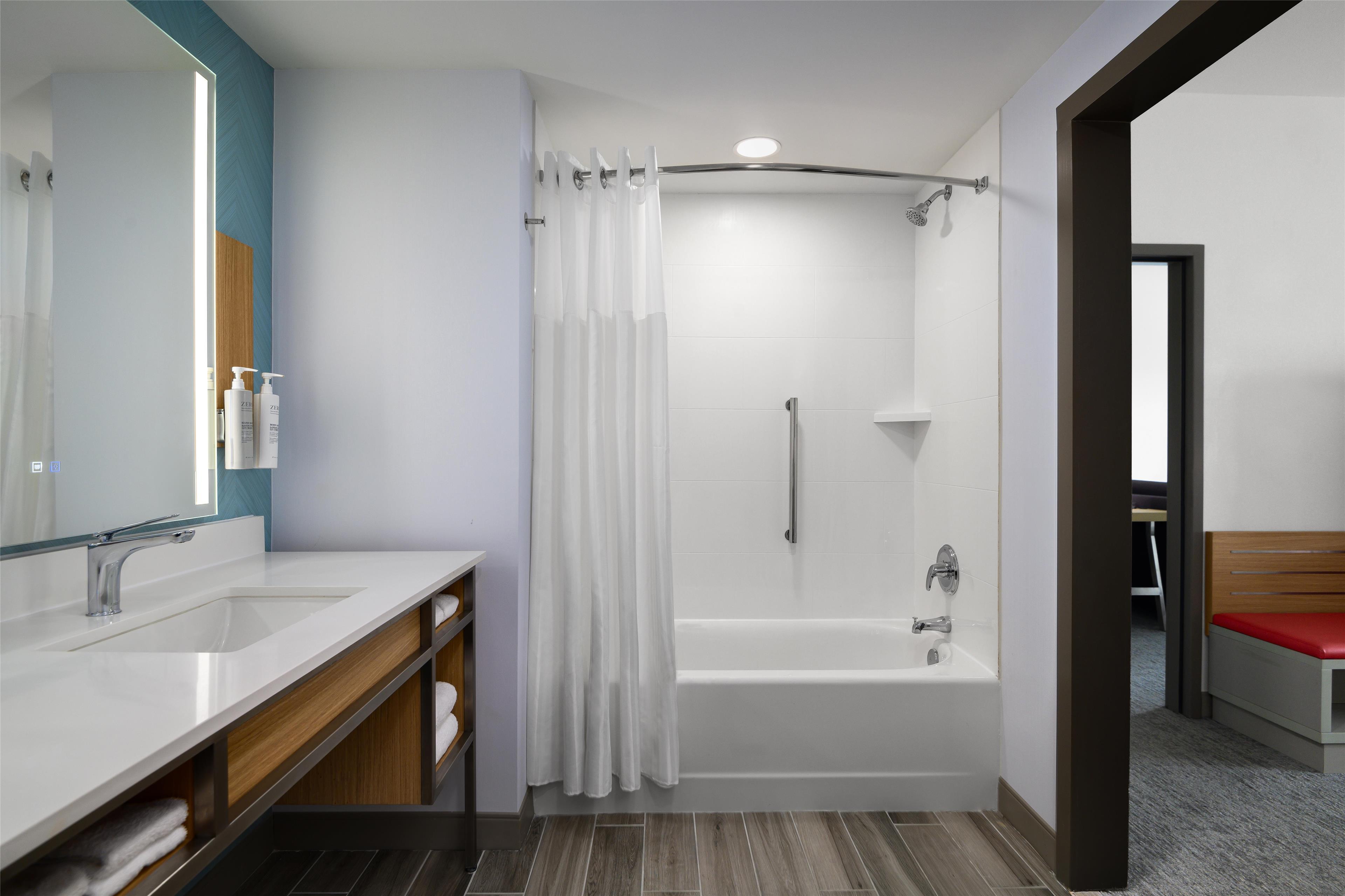 Suite Accessible King Size Bed