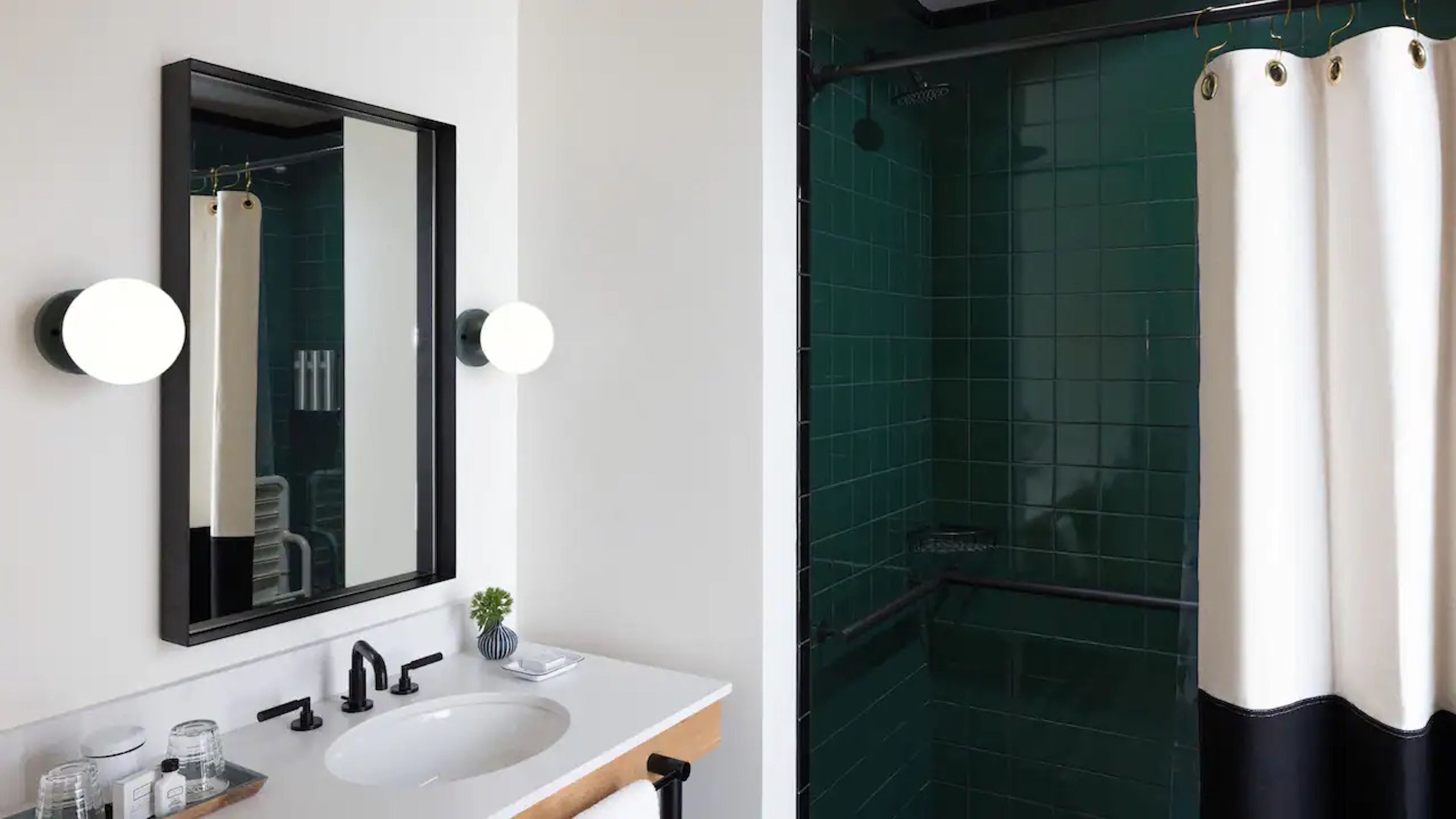 Suite Accessible King Size Bed