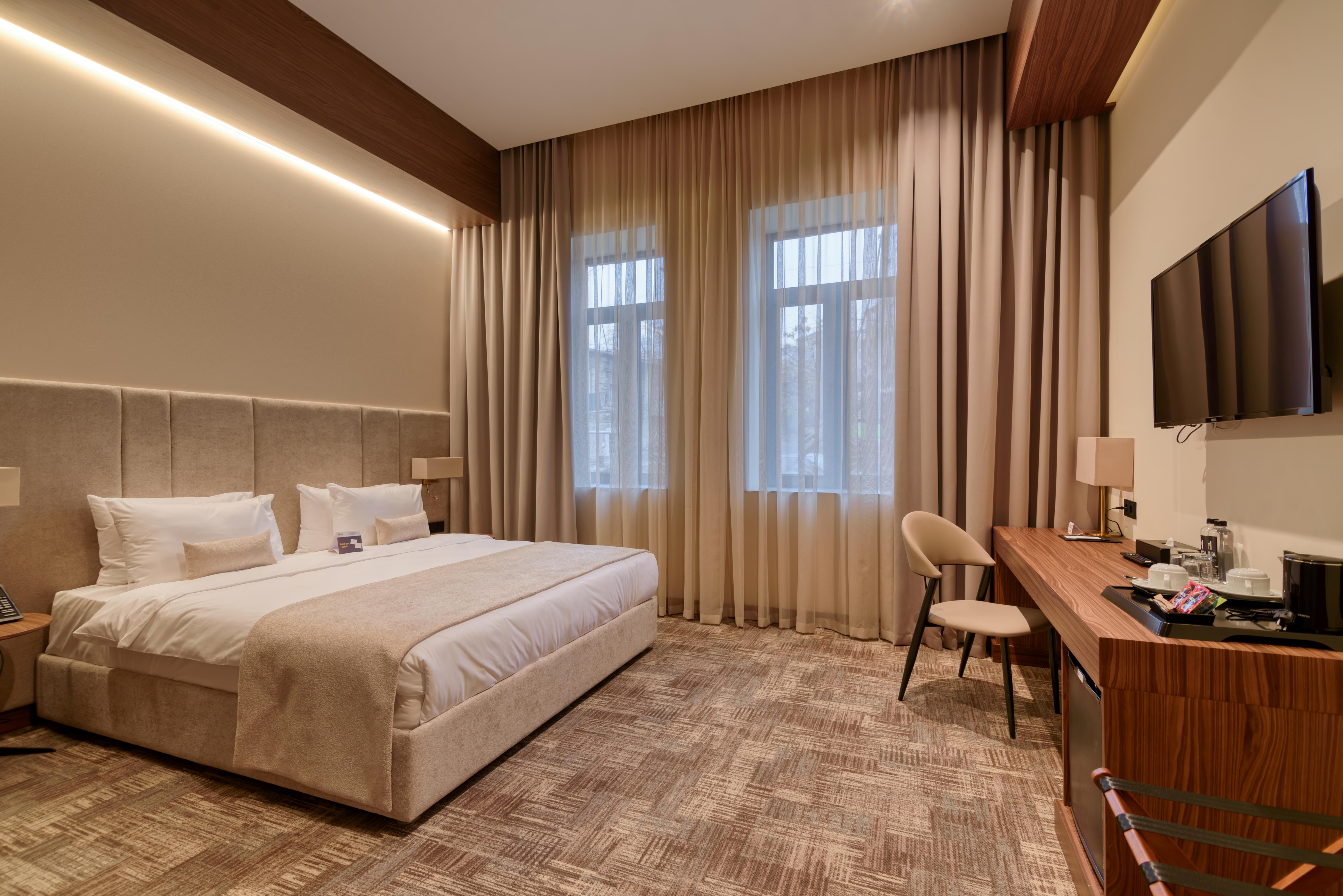 Double Deluxe One Bed