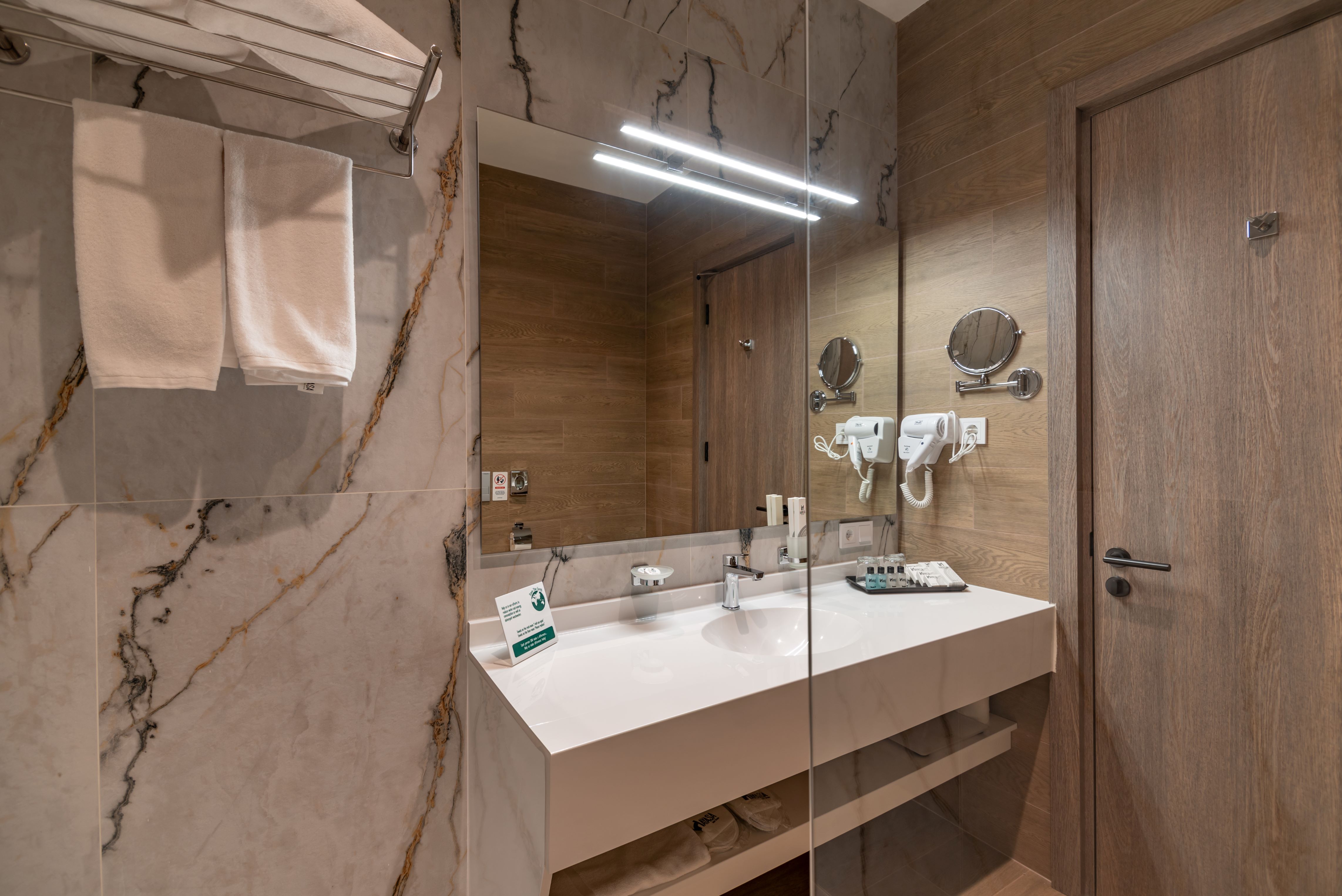 Double Deluxe One Bed