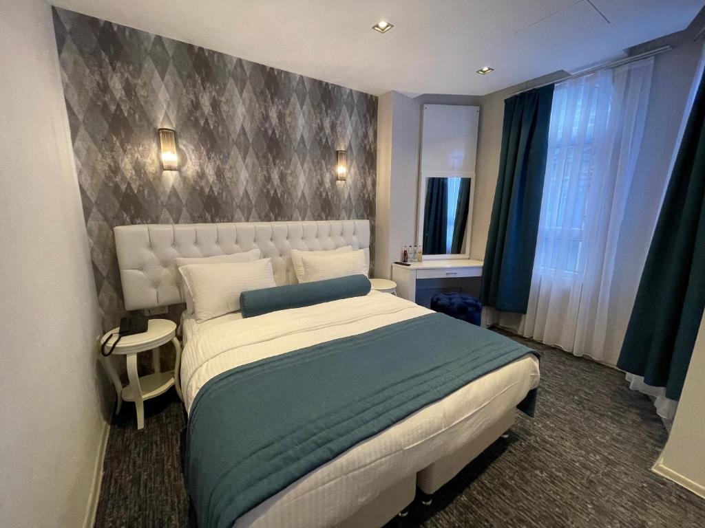 Double Classic Double Bed