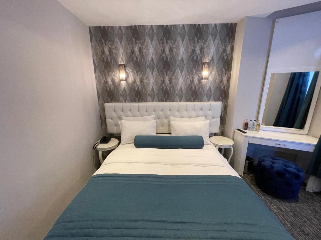 Double Classic Double Bed