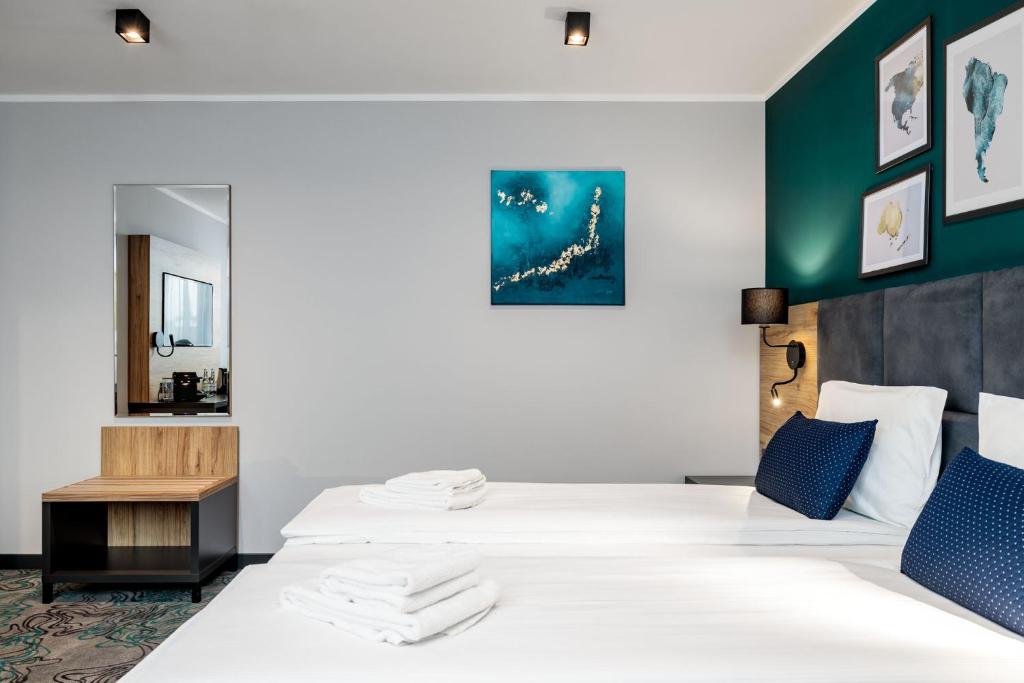 Double Single Executive Queen Bed